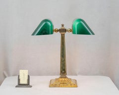 Lámpara de banquero "Emeralite" de doble pantalla, vidrio estuchado verde, pulido, ca. 1917