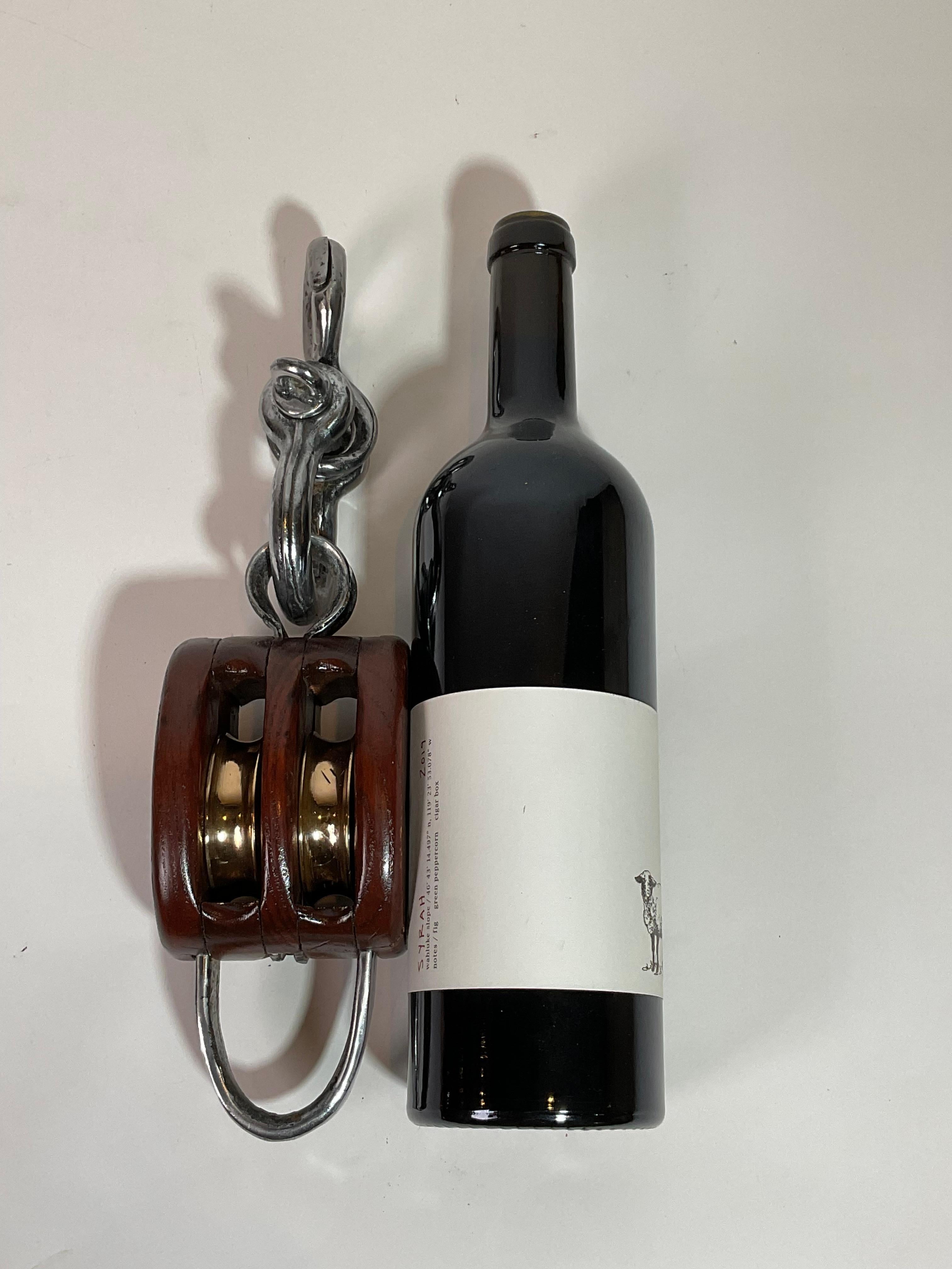 Poulie de bateau avec poulies en laiton poli et sangles en acier poli. Coque en bois dur richement finie. Poulie fine pour yacht ou bateau avec manille chromée et crochets. Aucun médaillon de chapeau d'essieu n'est présent.

Poids :    3