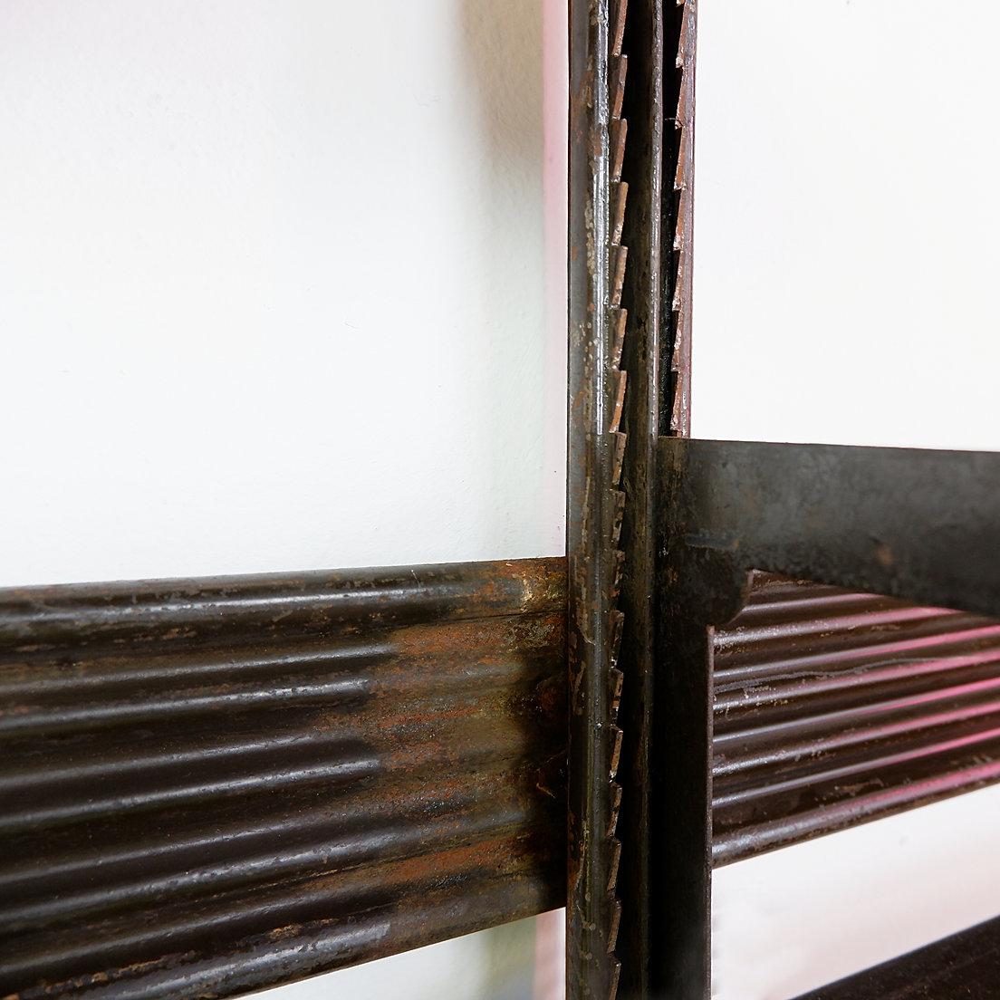 Estantería de metal de Strafor, años 30
Industrial - Años 30 - Mediados de siglo
Estantería Strafor hacia 1930 de una biblioteca municipal de Francia.
Esta estantería Strafor dispone de un sistema de ajuste de la altura de la estantería mediante un