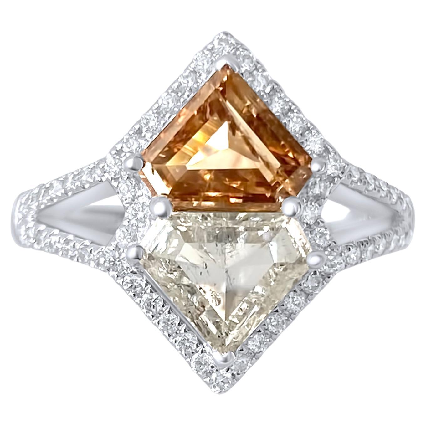 Deux superbes diamants taille bouclier, dont un diamant fantaisie cognac, sur une bague à diamants à tige fendue.

Bague taille 6.5