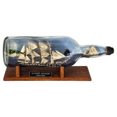 Doppia nave in una bottiglia di whisky, diorama, disegno d'arte popolare circa 1920