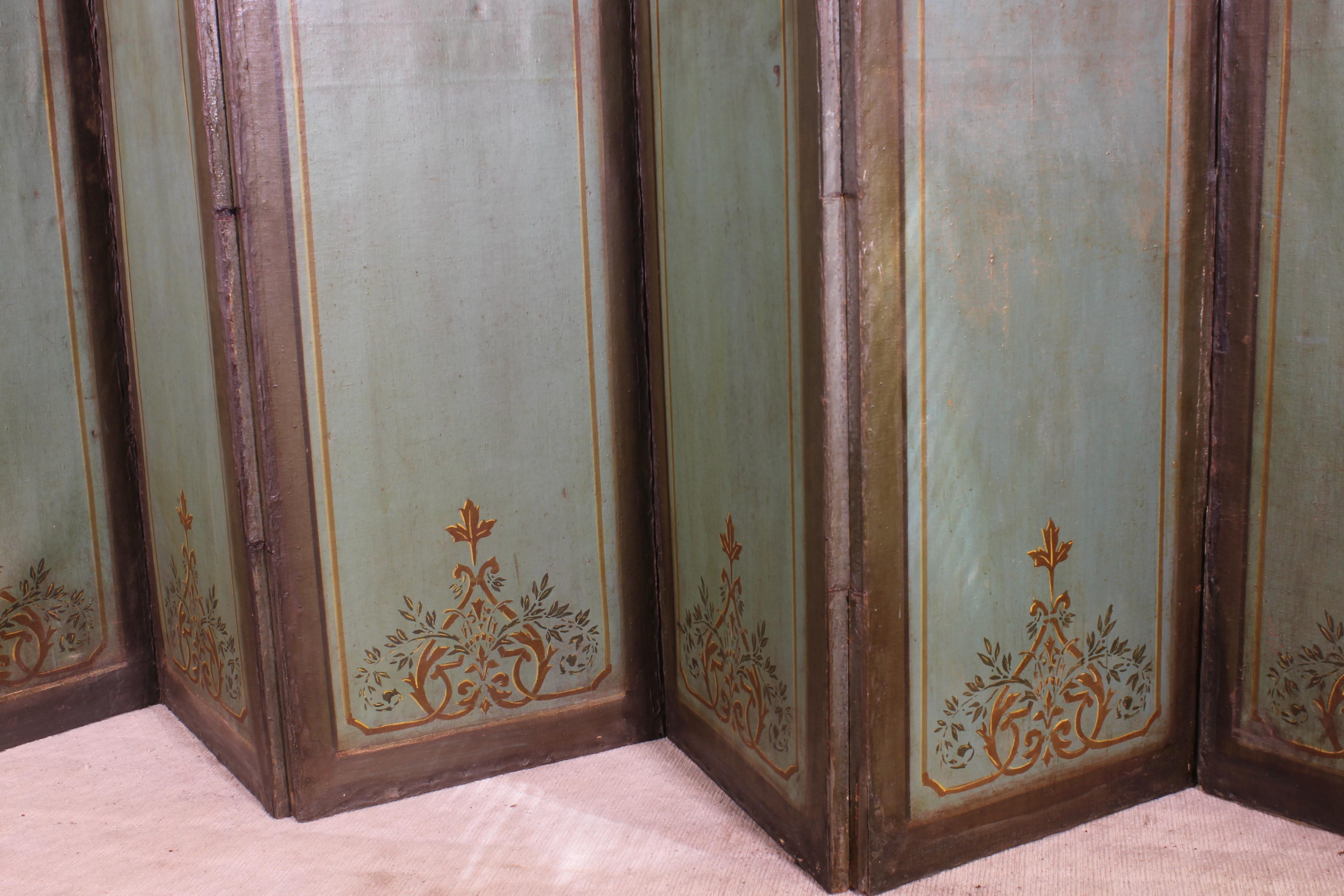 Elegant double-sided folding screen from the 18th century
7 folds of painted on wooden frame
On the main face, elegant decor from the 18th century.
On the back side, we find painting depicting an interior painting from the 19th