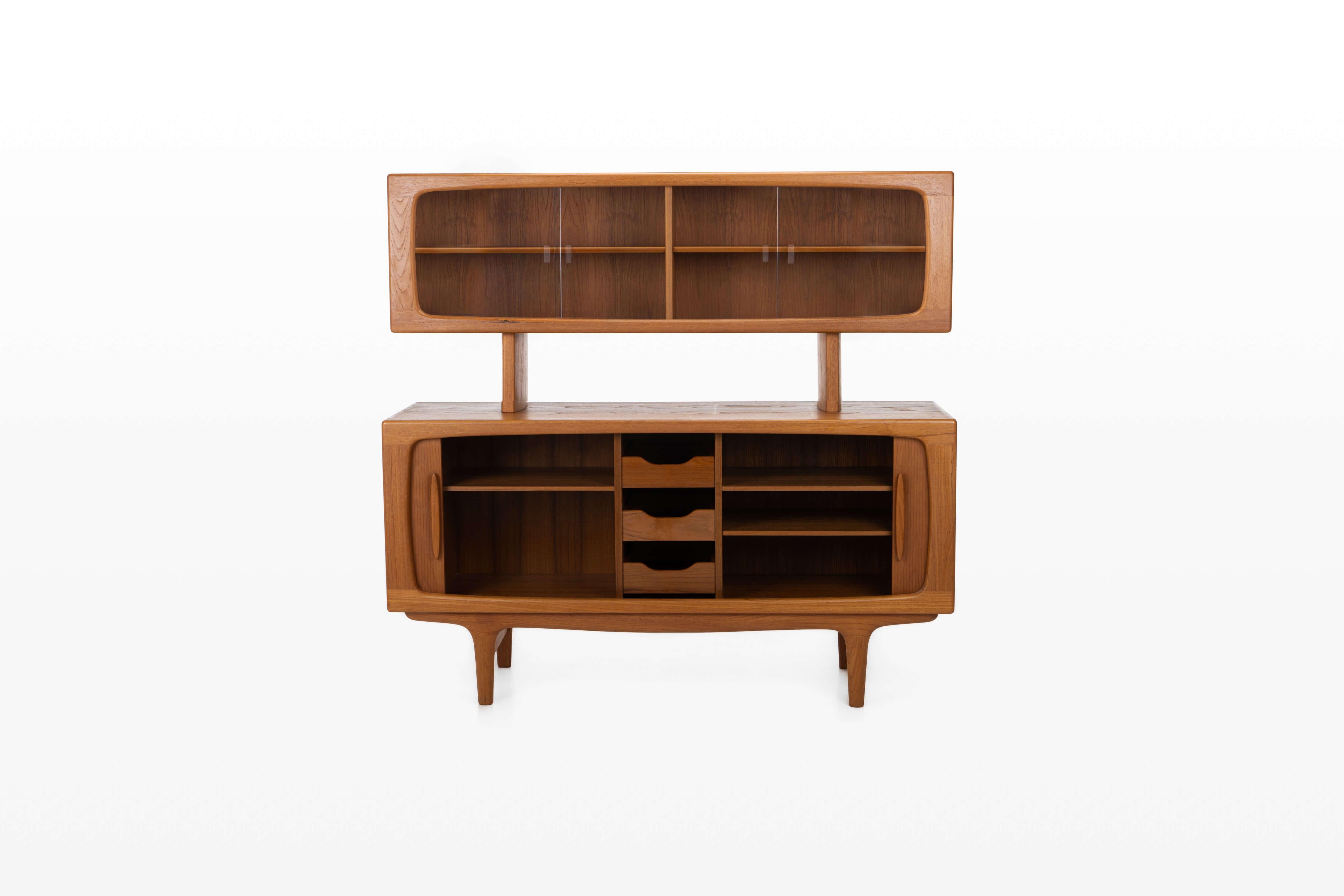 Scandinavian double sideboard in teak, designed by Johannes Andersen for Silkeborg Møbelfabrik. The lower sideboard has tambour doors with plenty of storage space. At the top is a display cabinet with glass doors.
