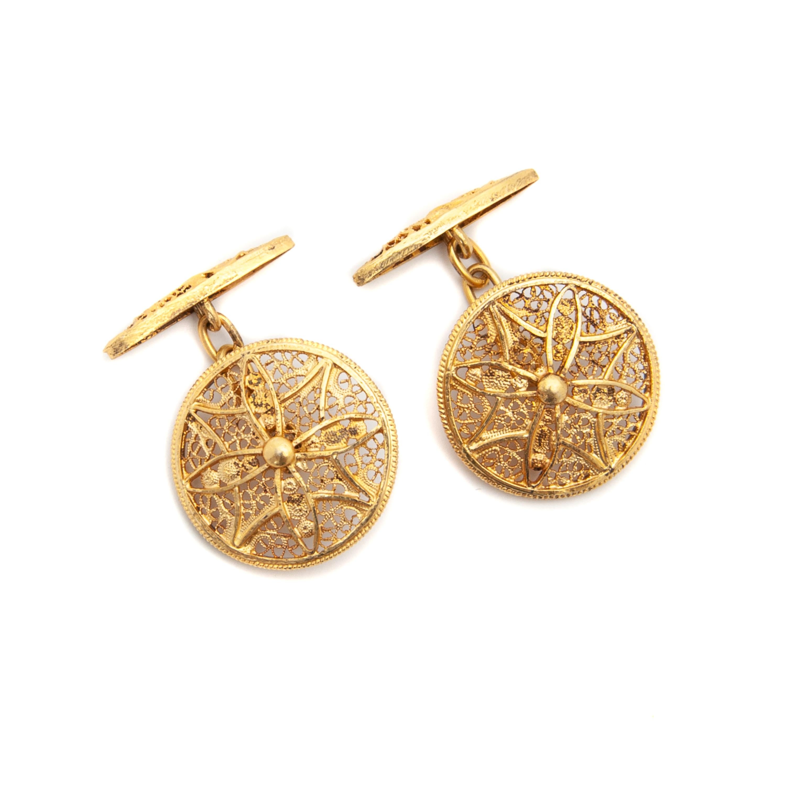 These gorgeous antique 18 karat gold double sided filigree cufflinks are made around the 1900's. This lovely pair have a gold filigree openwork design. The pair has round button style tops with gold ring shanks that connect with chain links to slim