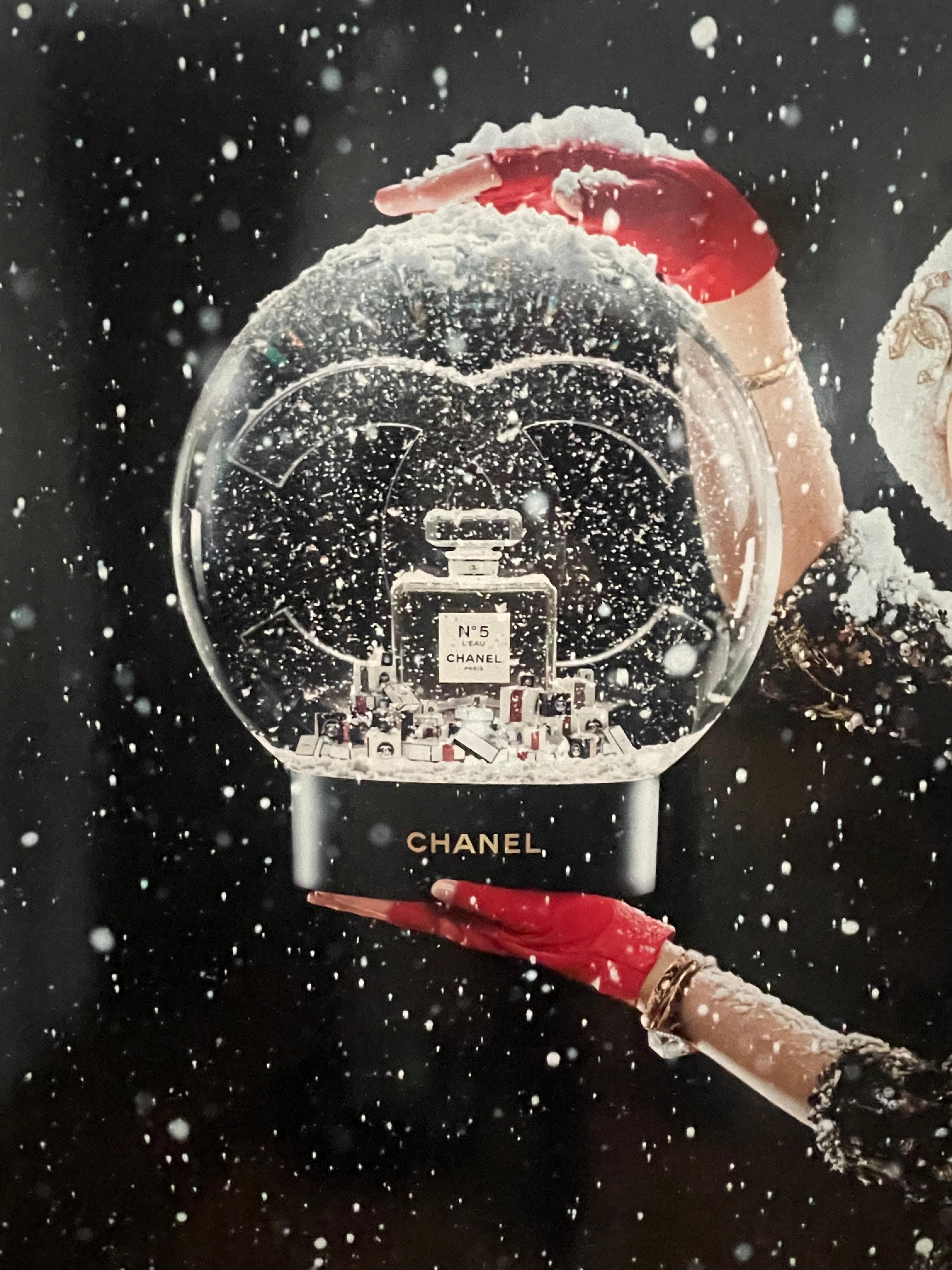 Chanel advertising sign
This double-sided Chanel advertising sign is a true collector’s item that captivates with its vintage charm and artistic design. On the front, it shows a young, stylish woman sitting on an oversized Chanel perfume bottle – an