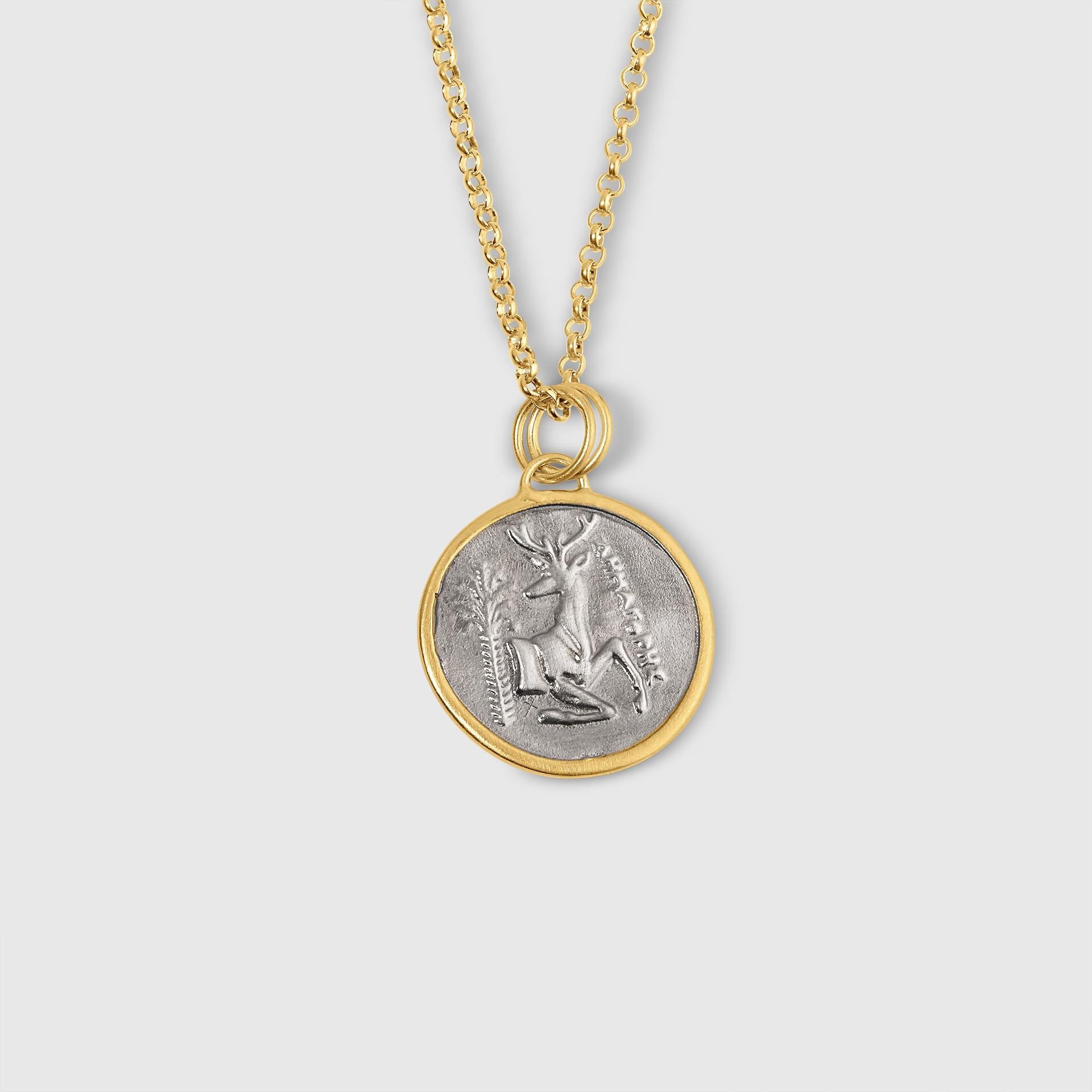 Taille ronde Kurtulan pièce de monnaie en forme d'abeille double face avec détail de cerf et de diamant en or et argent 24 carats en vente
