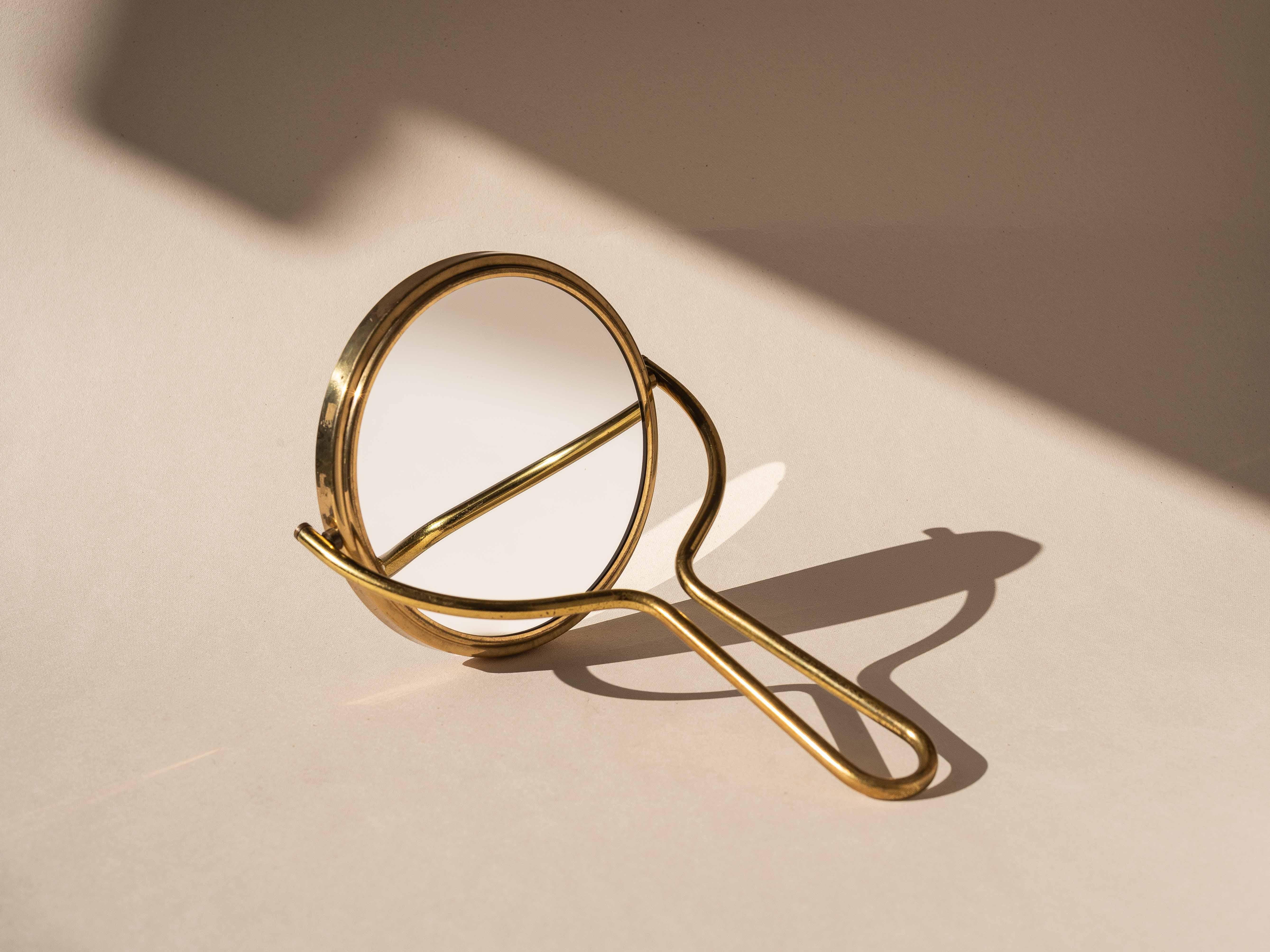 Specchio di vanità bifacciale in ottone con ingrandimento, da usare a mano o a parete, anni '60

Piccolo specchio a mano bifacciale molto elegante realizzato in ottone

Lo specchio può essere capovolto per essere utilizzato da entrambi i lati: da