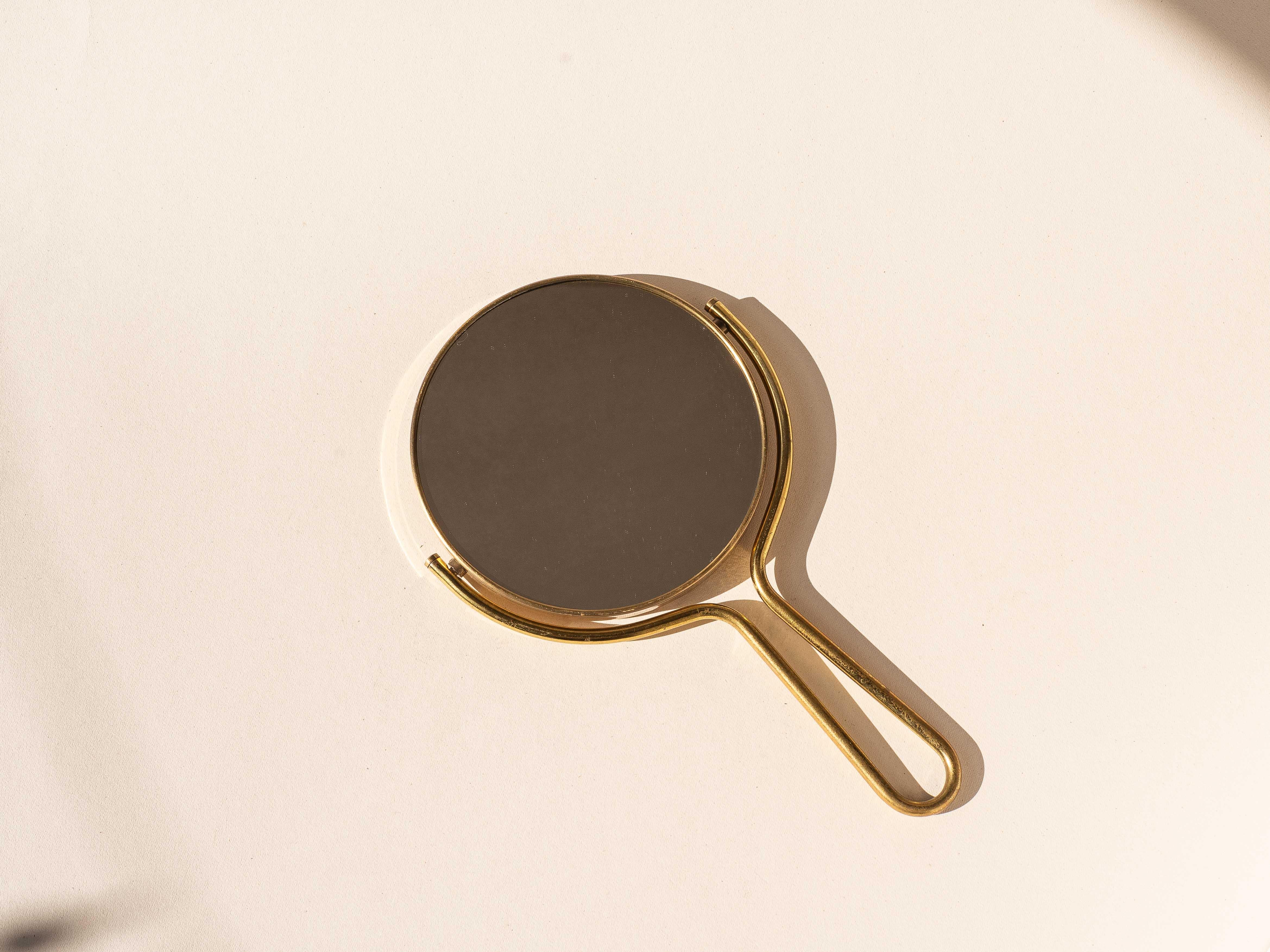Specchio di vanità bifacciale in ottone con ingrandimento, da usare a mano o a parete, anni '60 In condizioni buone in vendita a ROUEN, Normandie