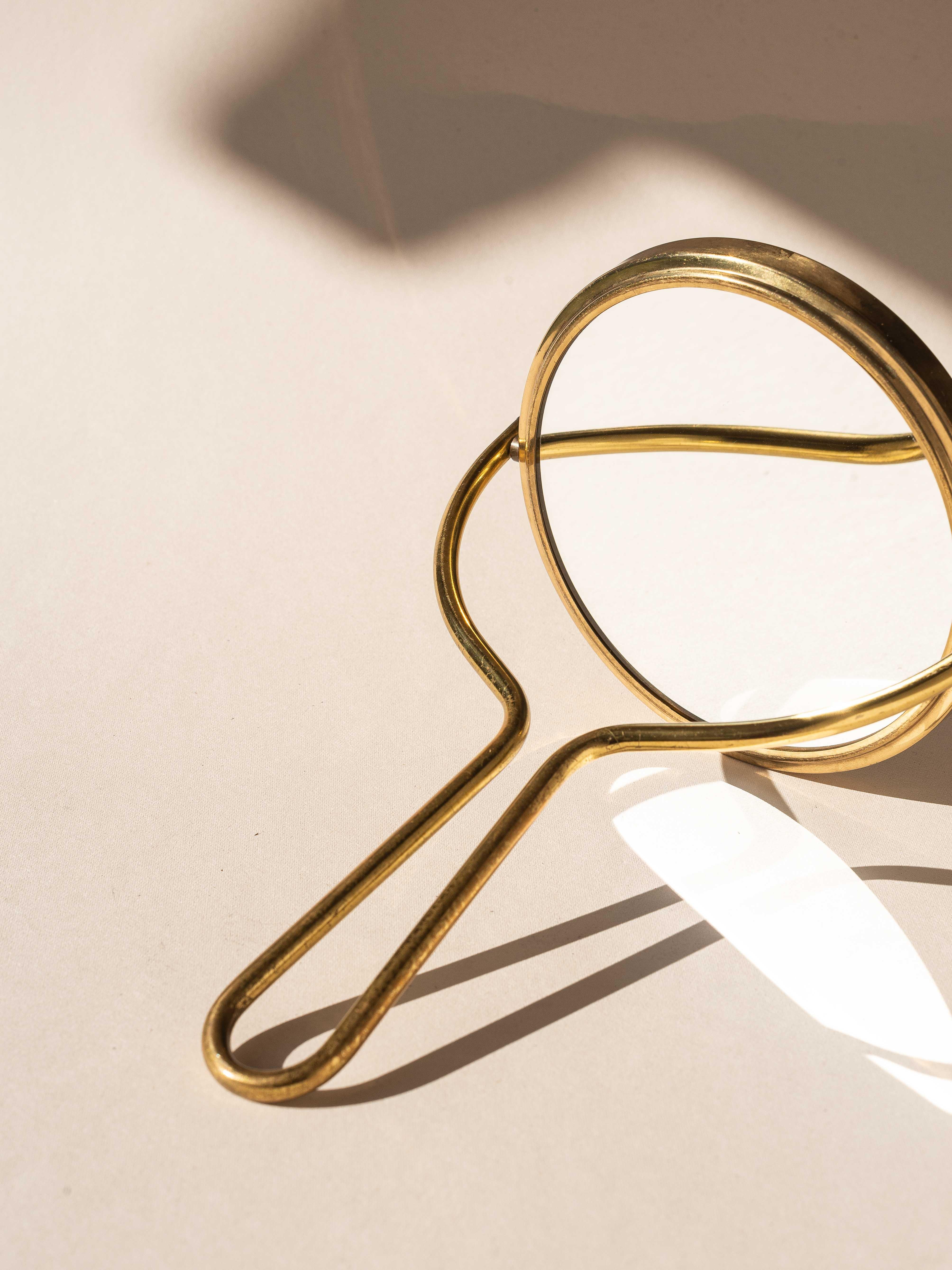 XX secolo Specchio di vanità bifacciale in ottone con ingrandimento, da usare a mano o a parete, anni '60 in vendita