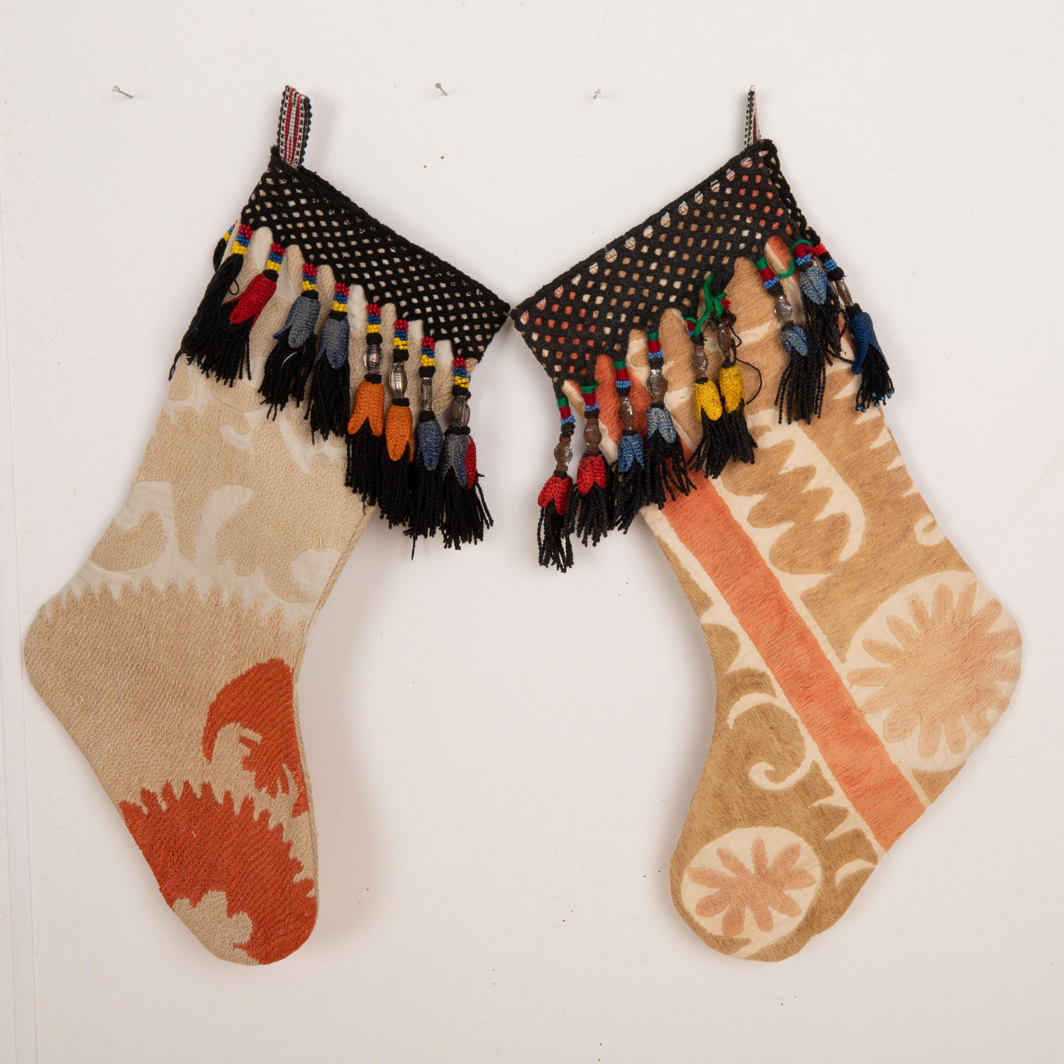 Queste calze di Natale sono state realizzate con frammenti di Suzani uzbeko della metà del XX secolo.

Si prega di notare che questi sono stati realizzati con frammenti di suzani vintage.
