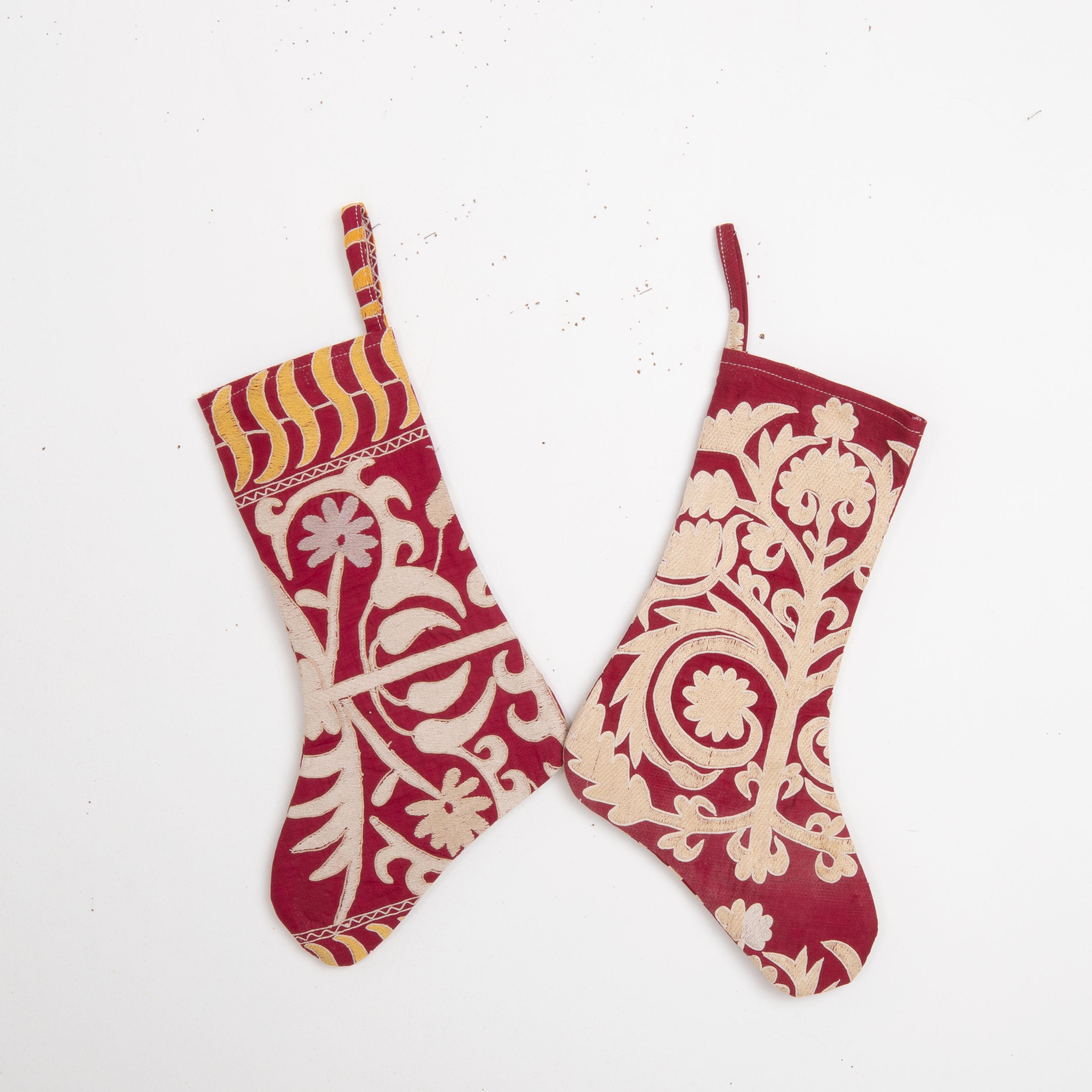 Queste calze di Natale sono state realizzate con frammenti di Suzani uzbeko della metà del XX secolo.

Si prega di notare che questi sono stati realizzati con frammenti di suzani vintage.
