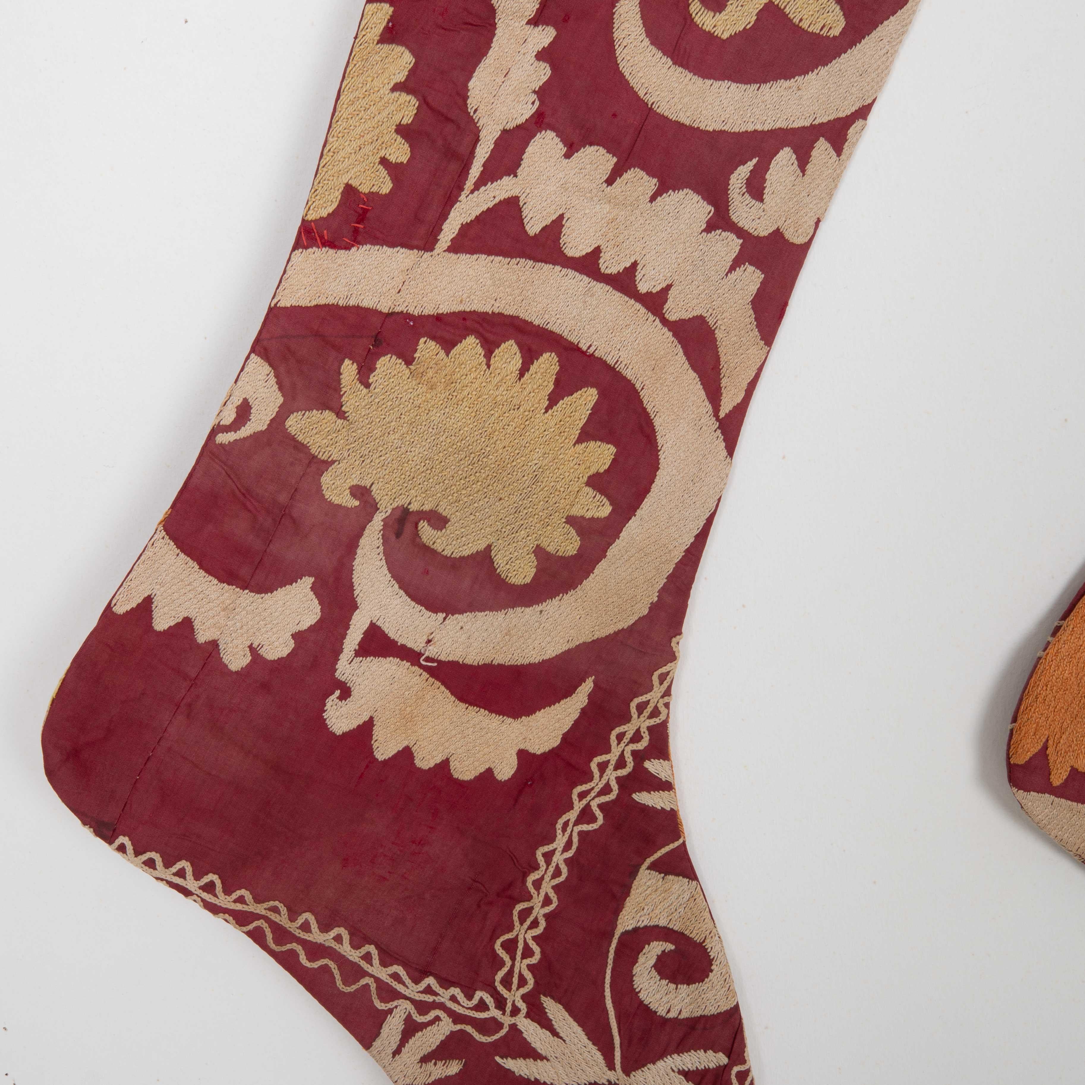 Doppelseitige Weihnachts Stockings aus Vintage- Suzani-Fragmenten (Usbekisch) im Angebot