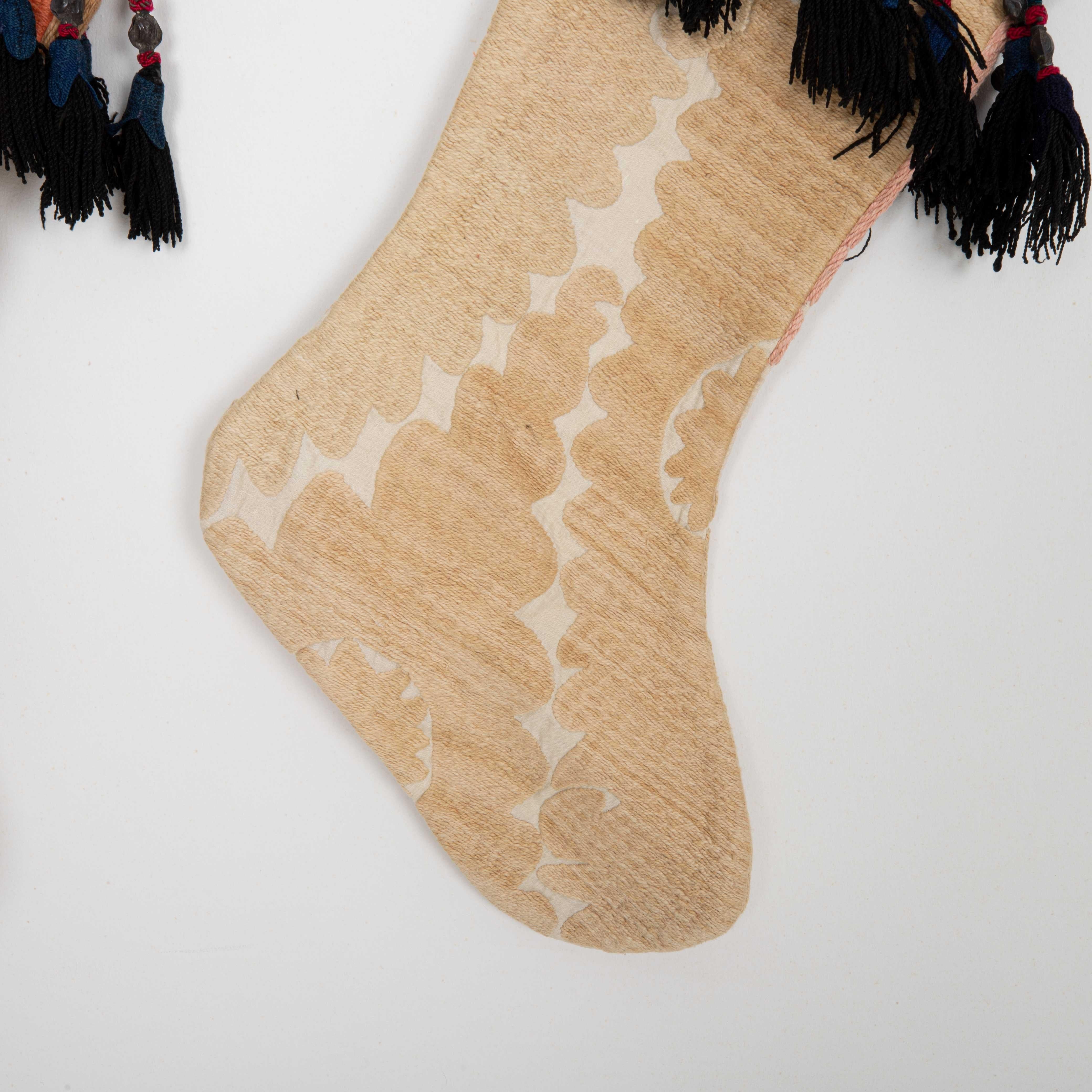 Doppelseitige Weihnachts Stockings aus Vintage- Suzani-Fragmenten (Bestickt) im Angebot