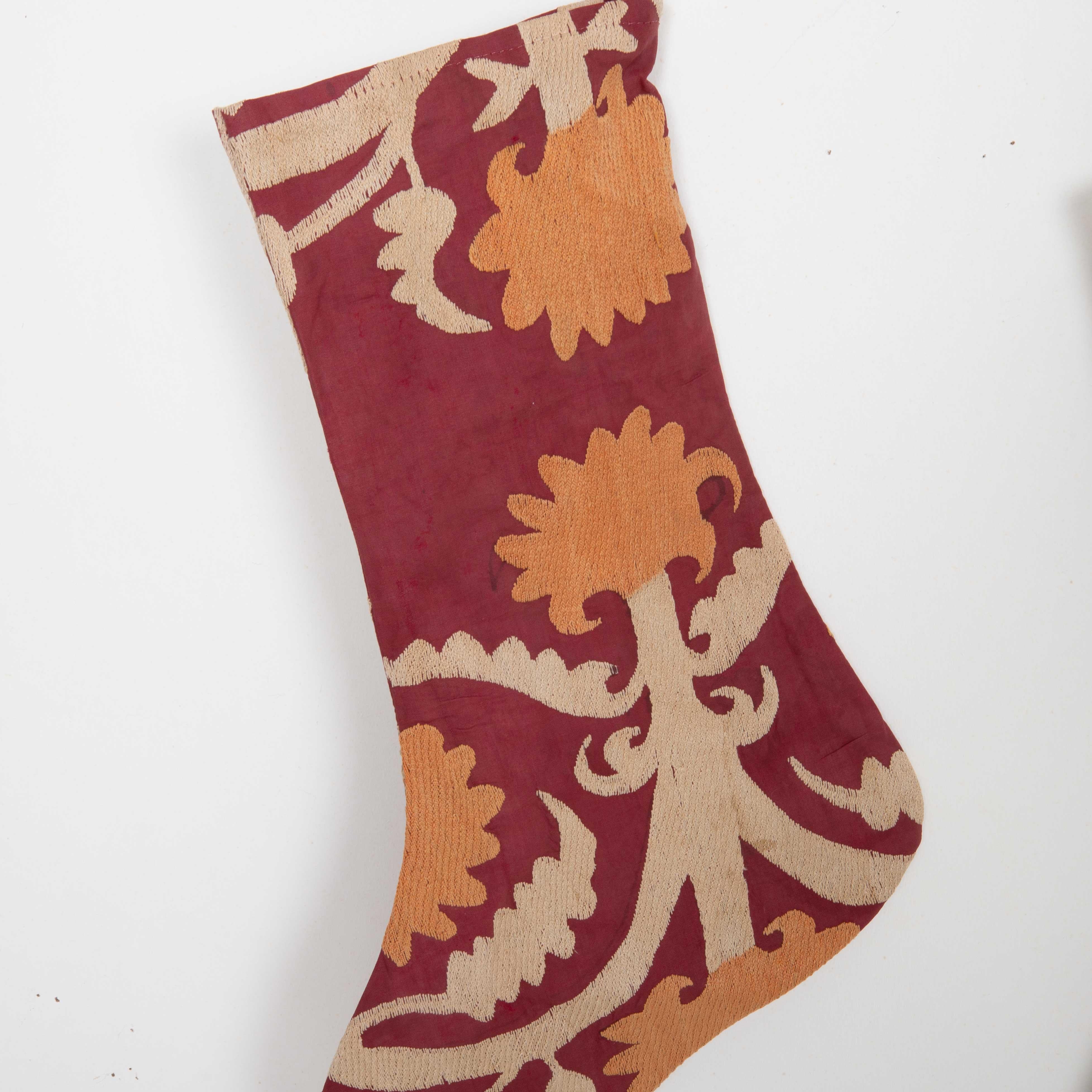 Doppelseitige Weihnachts Stockings aus Vintage- Suzani-Fragmenten (20. Jahrhundert) im Angebot