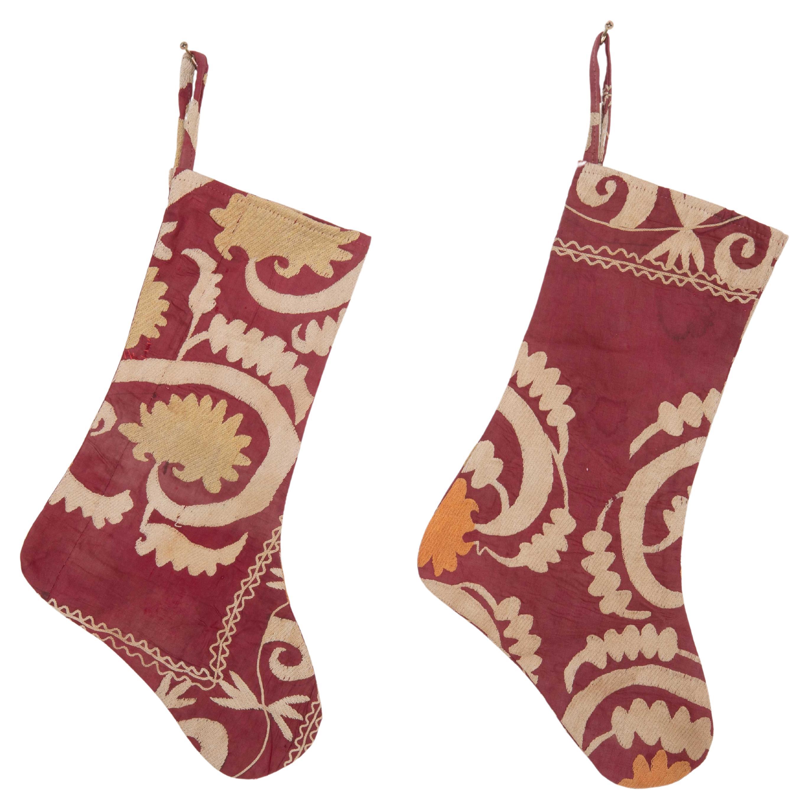 Doppelseitige Weihnachts Stockings aus Vintage- Suzani-Fragmenten