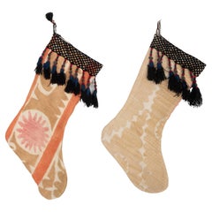 Doppelseitige Weihnachts Stockings aus Vintage- Suzani-Fragmenten