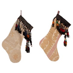 Doppelseitige Weihnachts Stockings aus Vintage- Suzani-Fragmenten