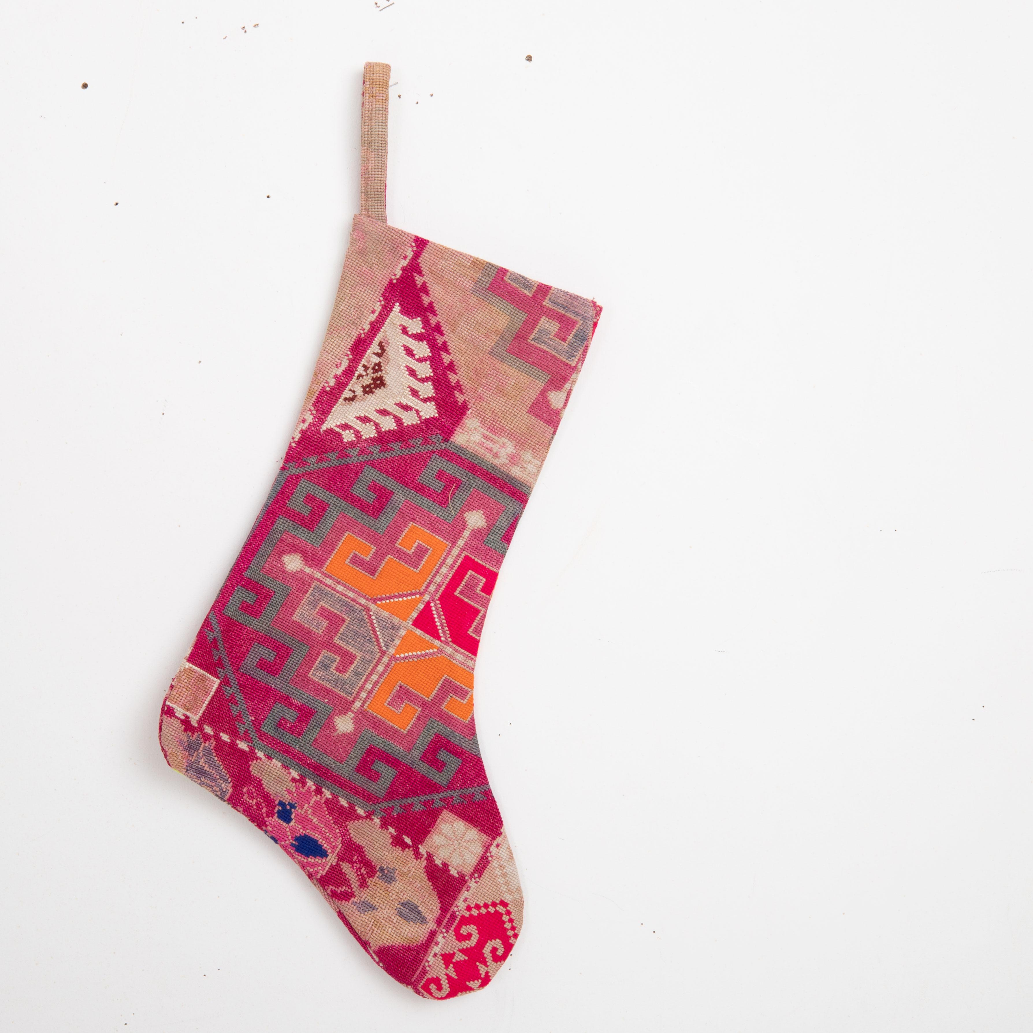Diese Weihnachtsstrümpfe wurden etwa Mitte des 20. Jahrhunderts hergestellt.  Usbekische Lakai-Stickereifragmente.

Bitte beachten Sie, dass diese aus alten Stickereifragmenten hergestellt wurden.
