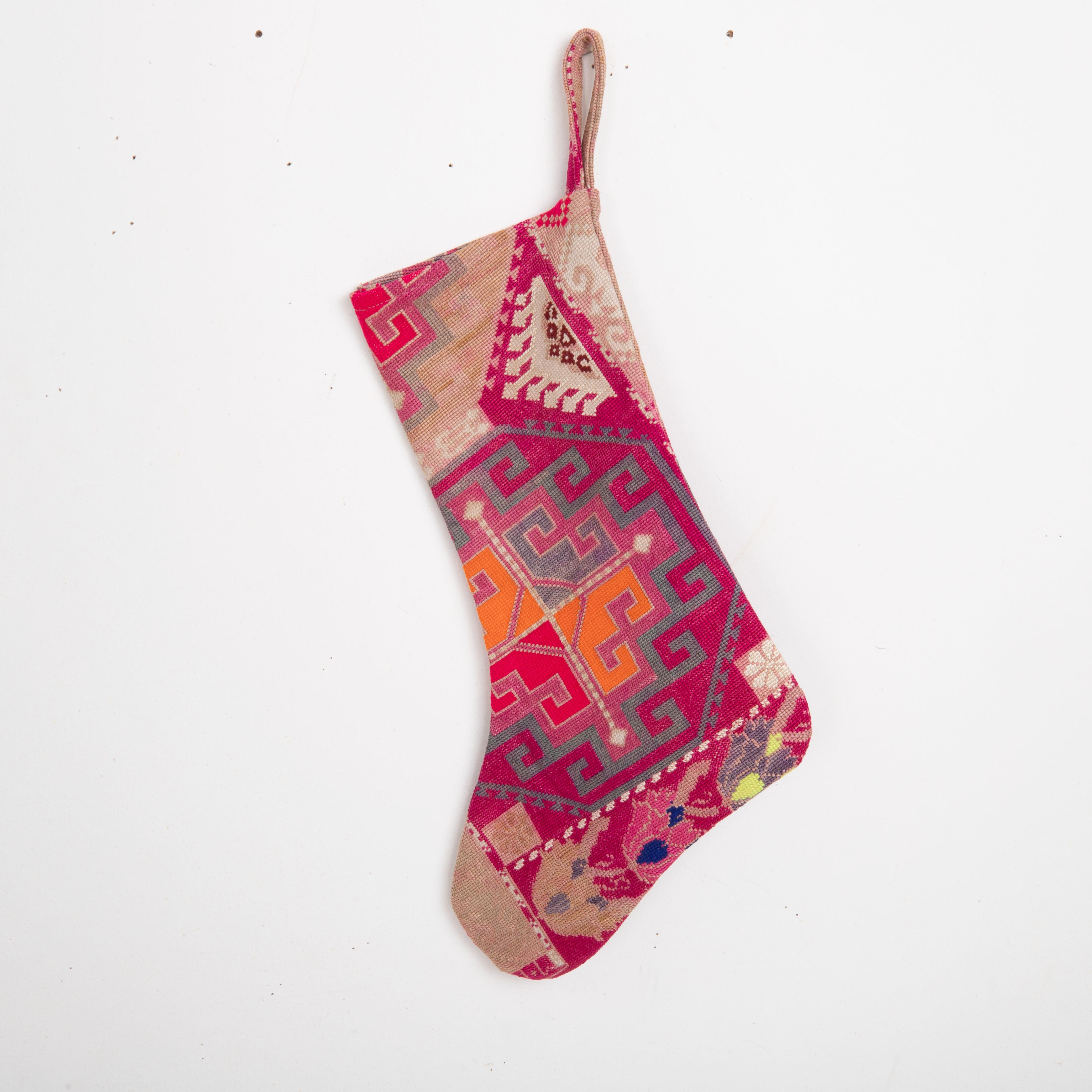 Doppelseitige Weihnachts Stockings mit Vintage- Usbekistan-Lakai-Stickerei (Suzani) im Angebot