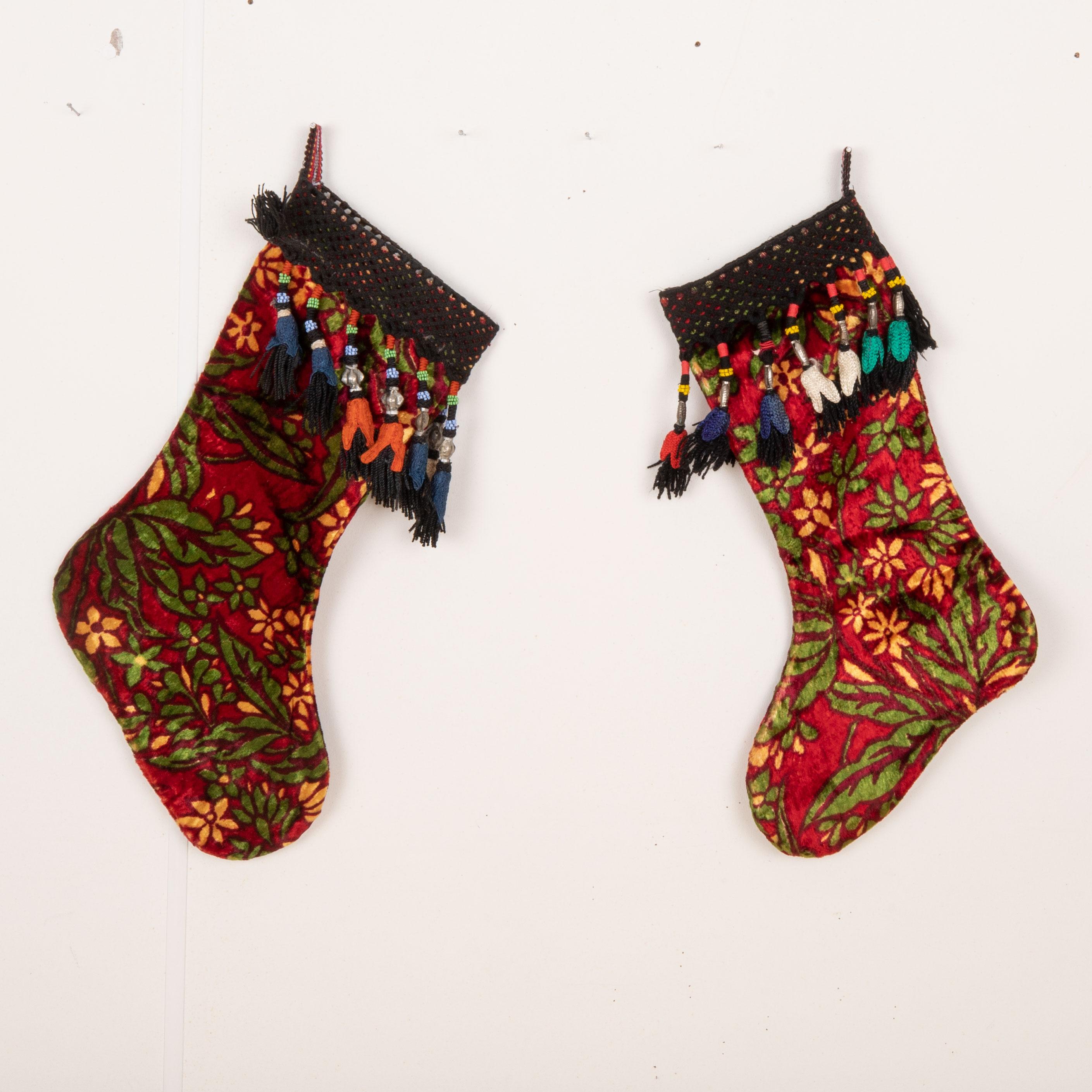 Diese Weihnachtsstrümpfe wurden Mitte des 20. Jahrhunderts aus usbekischen Samtfragmenten hergestellt.

Bitte beachten Sie, dass diese aus alten usbekischen Samtfragmenten hergestellt wurden.
