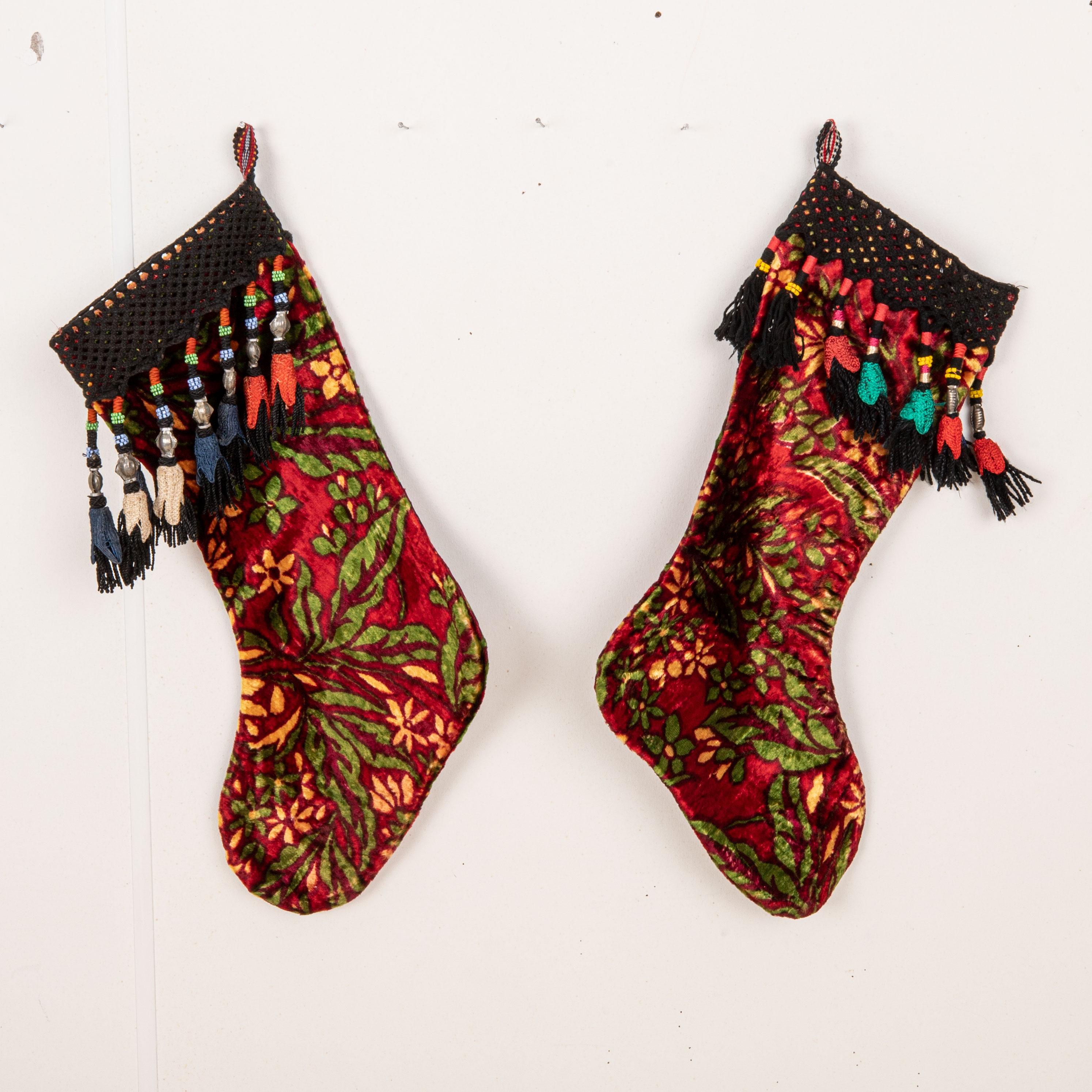 Doppelseitige Weihnachts Stockings aus altemzbekischem Samt mit Vintage-Fragmenten (20. Jahrhundert) im Angebot