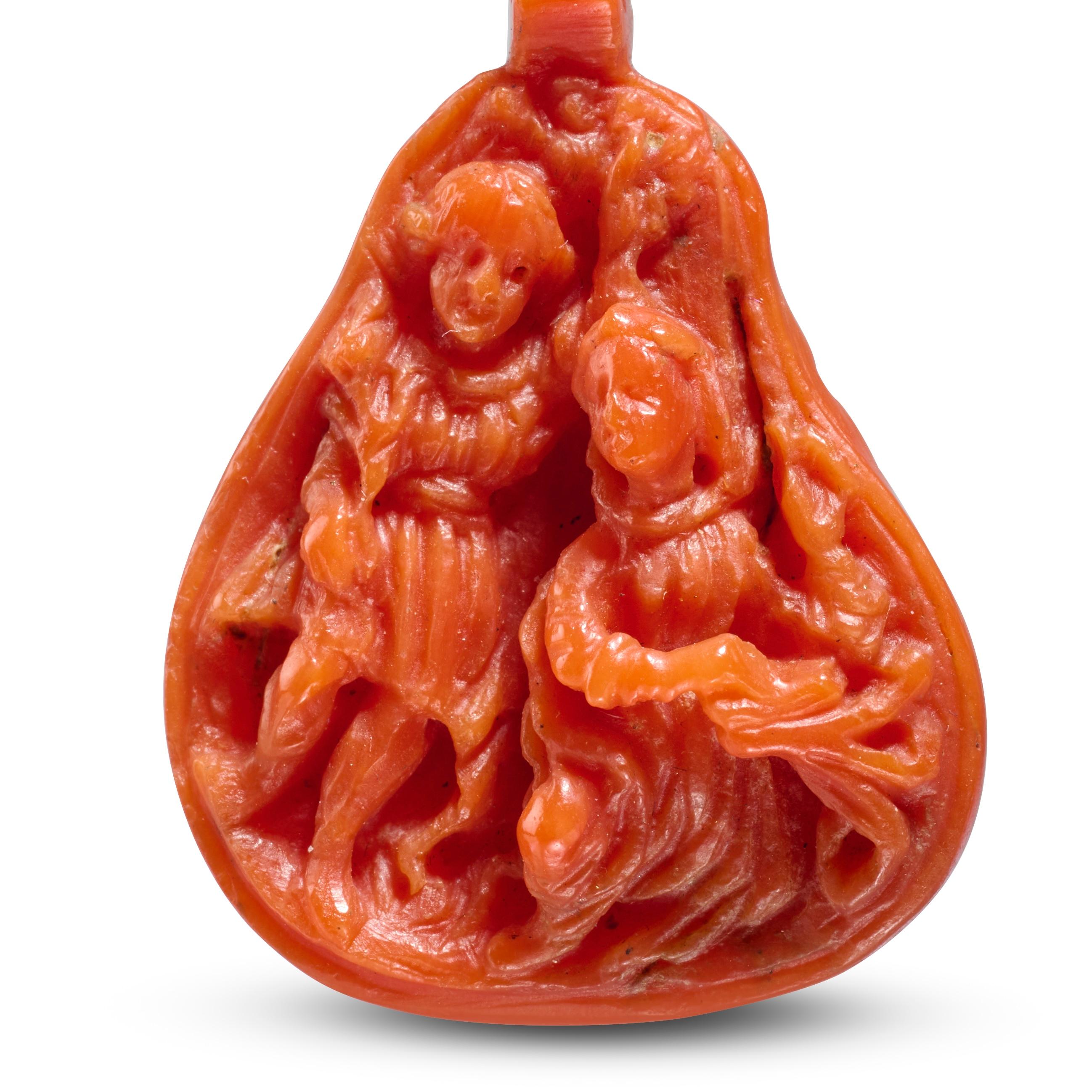 Pendentif dévotionnel double face en corail et or.
 
 Sicile, premier quart du XVIIe siècle.
 
 Dimensions : 3,6 × 2,5 × 1,3 cm (sans le fermoir en or).
 
 Poids : 7 grammes.
 
 Ce pendentif de dévotion finement sculpté est exécuté en corail en