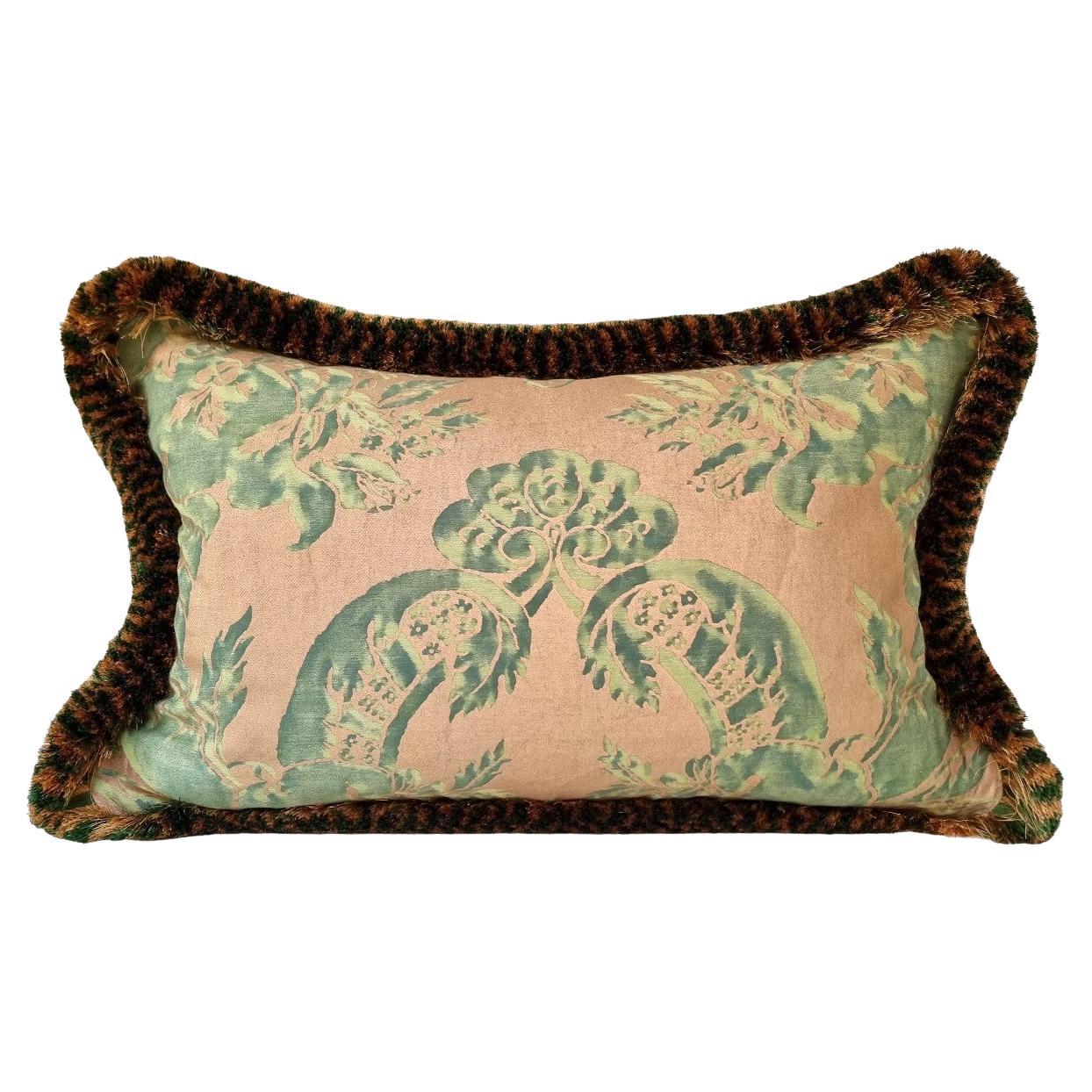 Oreiller en tissu Fortuny double face avec frange en brosse Vert Or Motif Olimpia en vente