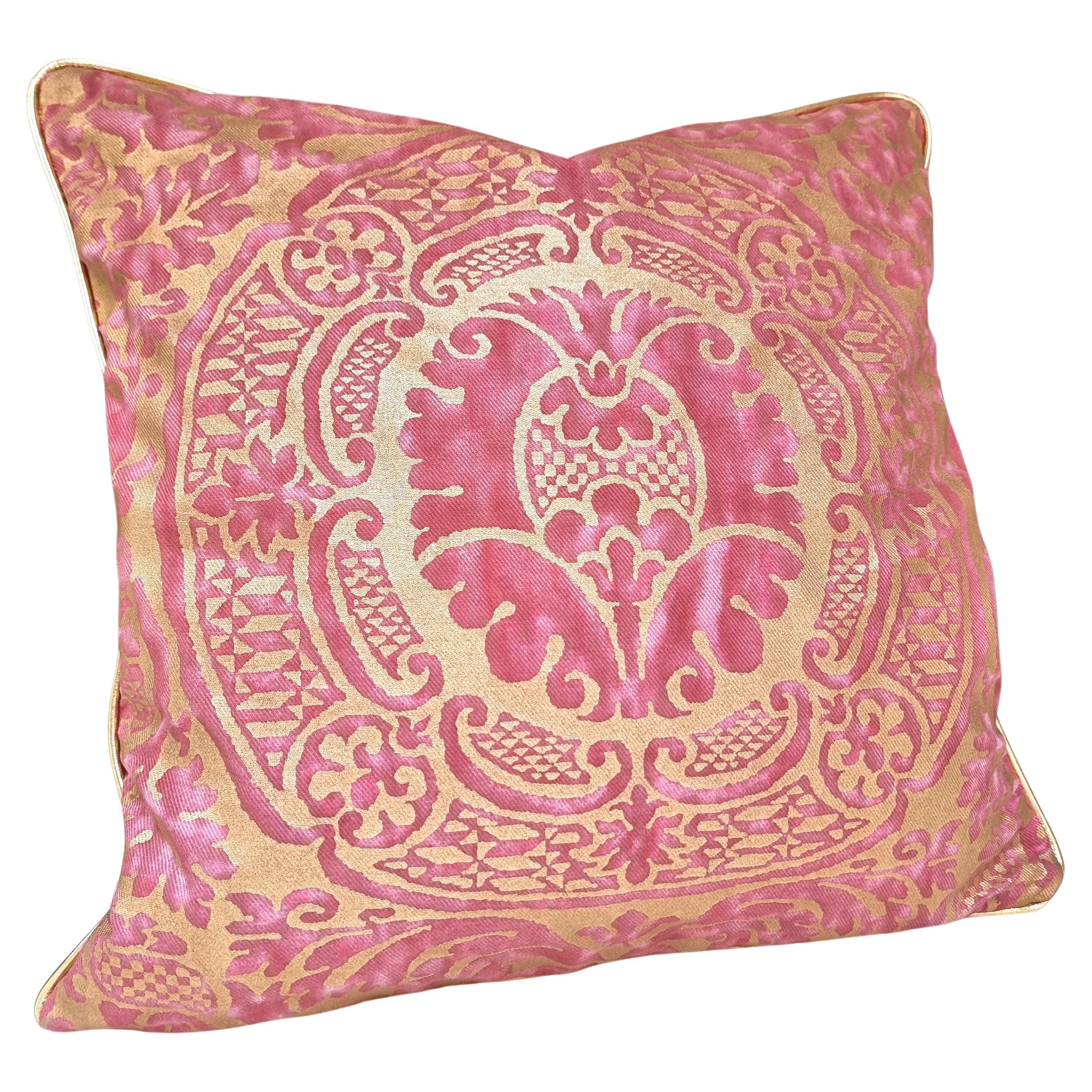 This amazing double-sided throw pillow is handmade using Fortuny fabric Orsini pattern in red & gold texture.
The pillow is embellished all along the four edges with Samuel & Sons leather piping cord in metallic gold color.
The pillow cover is fully