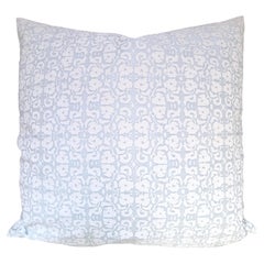 Oreiller double face en tissu Fortuny Shiraz Powder Blue & White