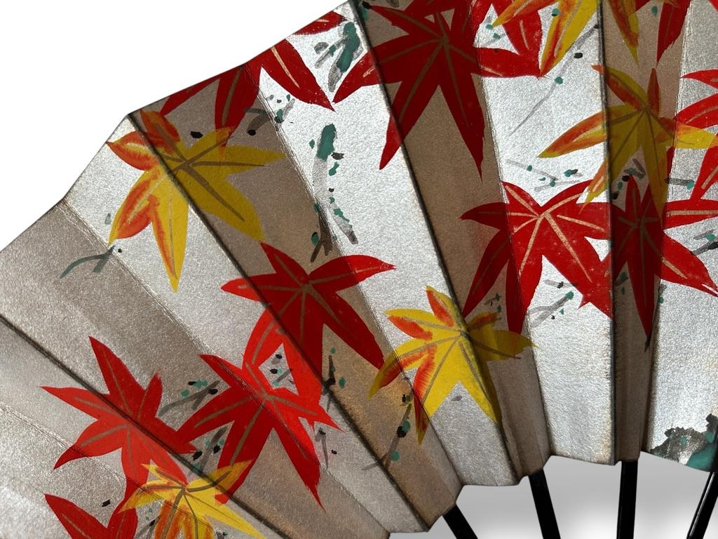 Abanico Japonés de Doble Cara - Periodo Edo, Pintado a Mano sobre Papel de Hoja de Plata siglo XIX en venta
