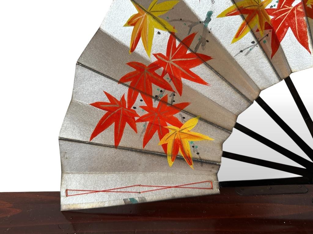 Abanico Japonés de Doble Cara - Periodo Edo, Pintado a Mano sobre Papel de Hoja de Plata en venta 3