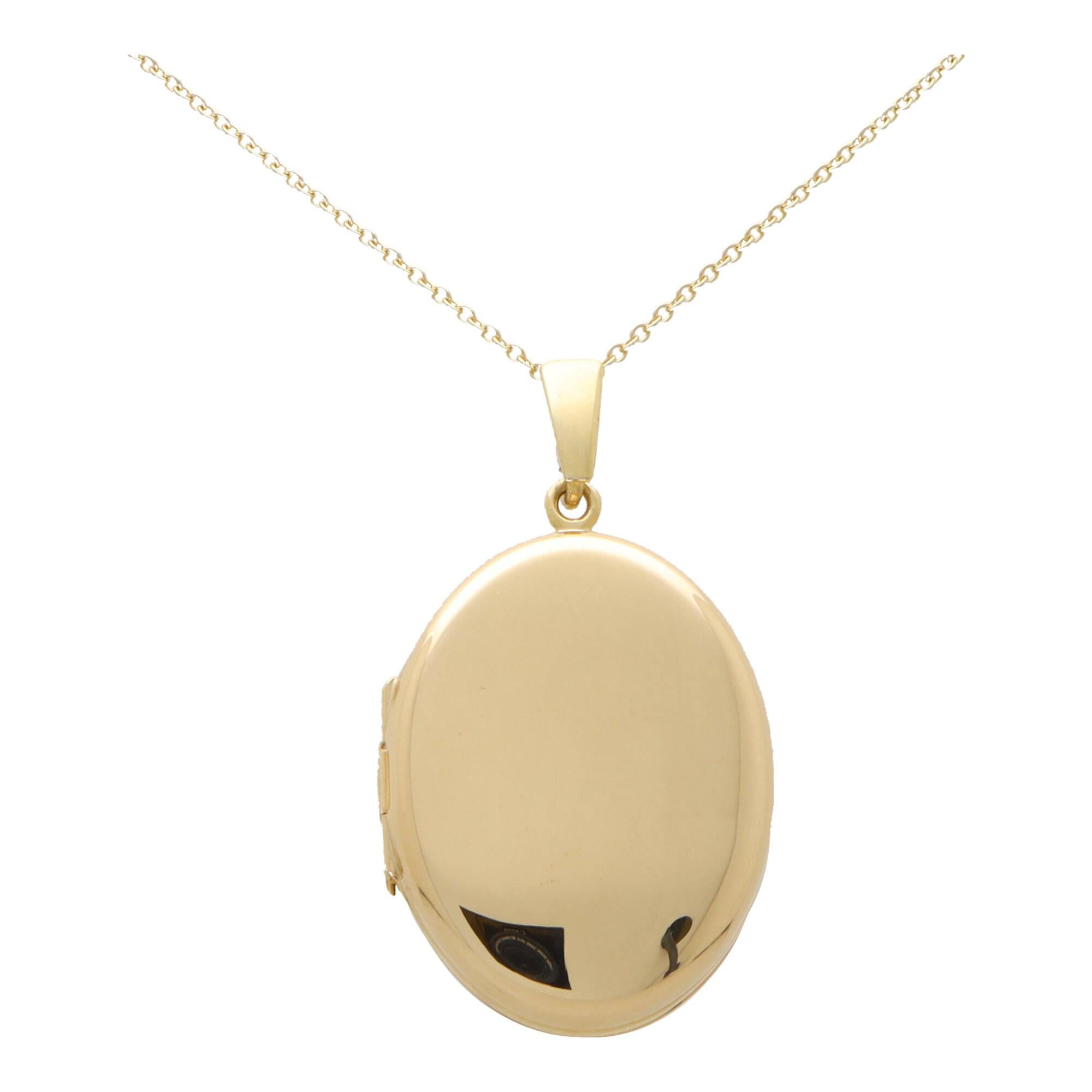 Modern Double Sided Locket in 9k Yellow Gold For Sale