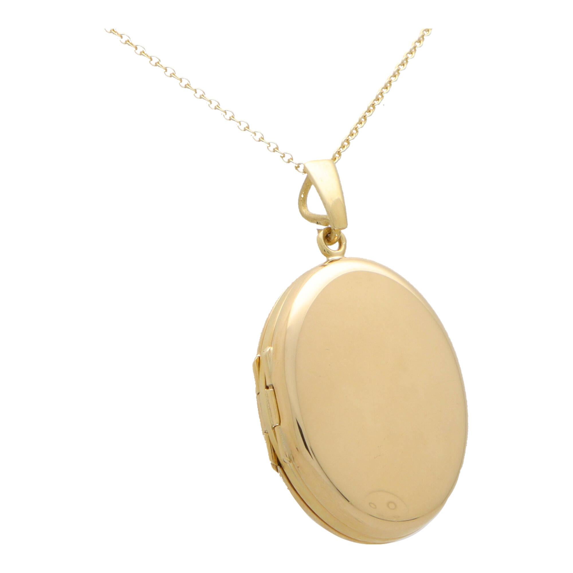 Double Sided Locket in 9k Yellow Gold In New Condition For Sale In London, GB