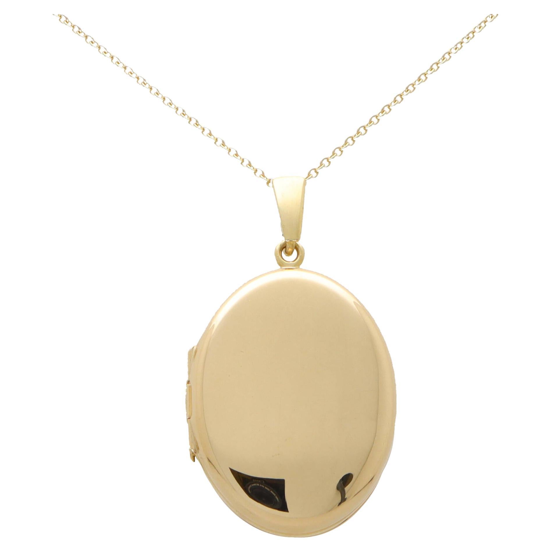 Double Sided Locket in 9k Yellow Gold For Sale