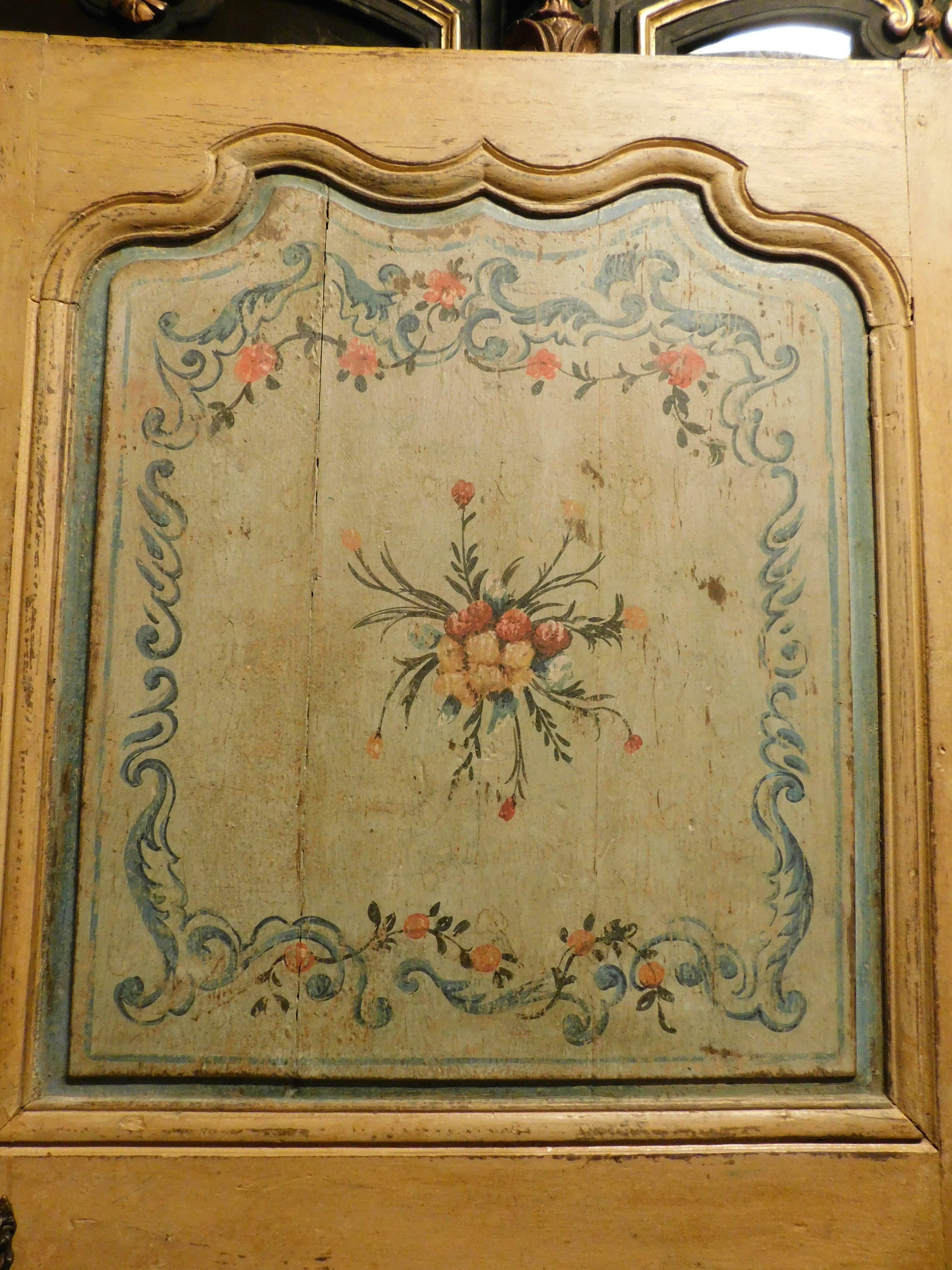 Double-sided lushly painted door with floral themes, 18th century Italy In Good Condition In Cuneo, Italy (CN)