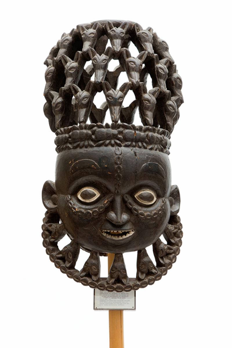 Double-sided wooden hand-carved mask, Cameroon. 

The mask can be separated from the standard

Ekoi Folk, Grasslands. 
In use at secret societies. 

The meaning of the masks: 

Merger of Nature Goddess and the Heavenly God. 

The object