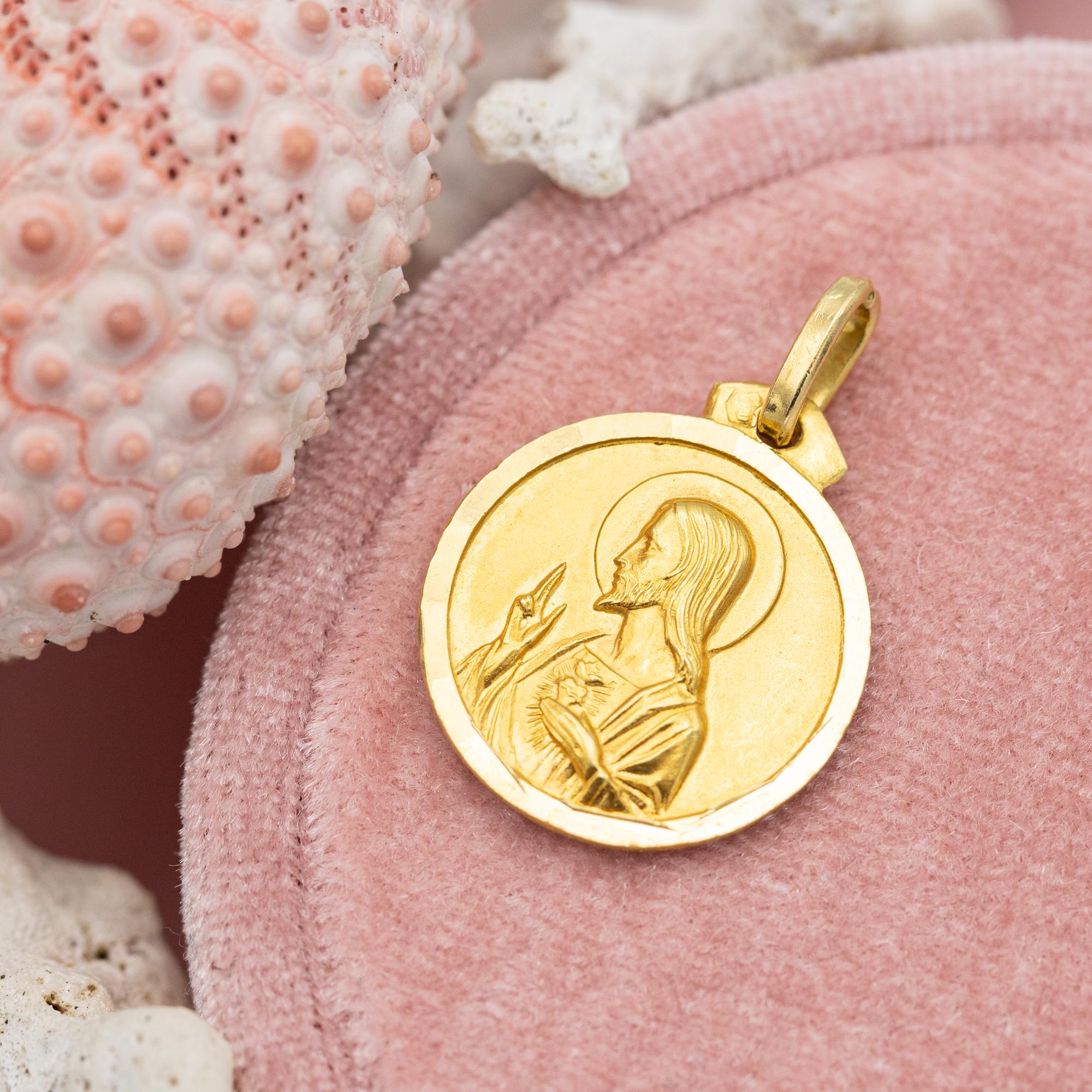 For sale is this lovely hollow 18 karat yellow gold double sided medal with marvellous details. This lovely estate double sided medal is representing the Holy Sacred Heart of Jesus on one side and our lady of Scapular on the reverse. Both Jesus and