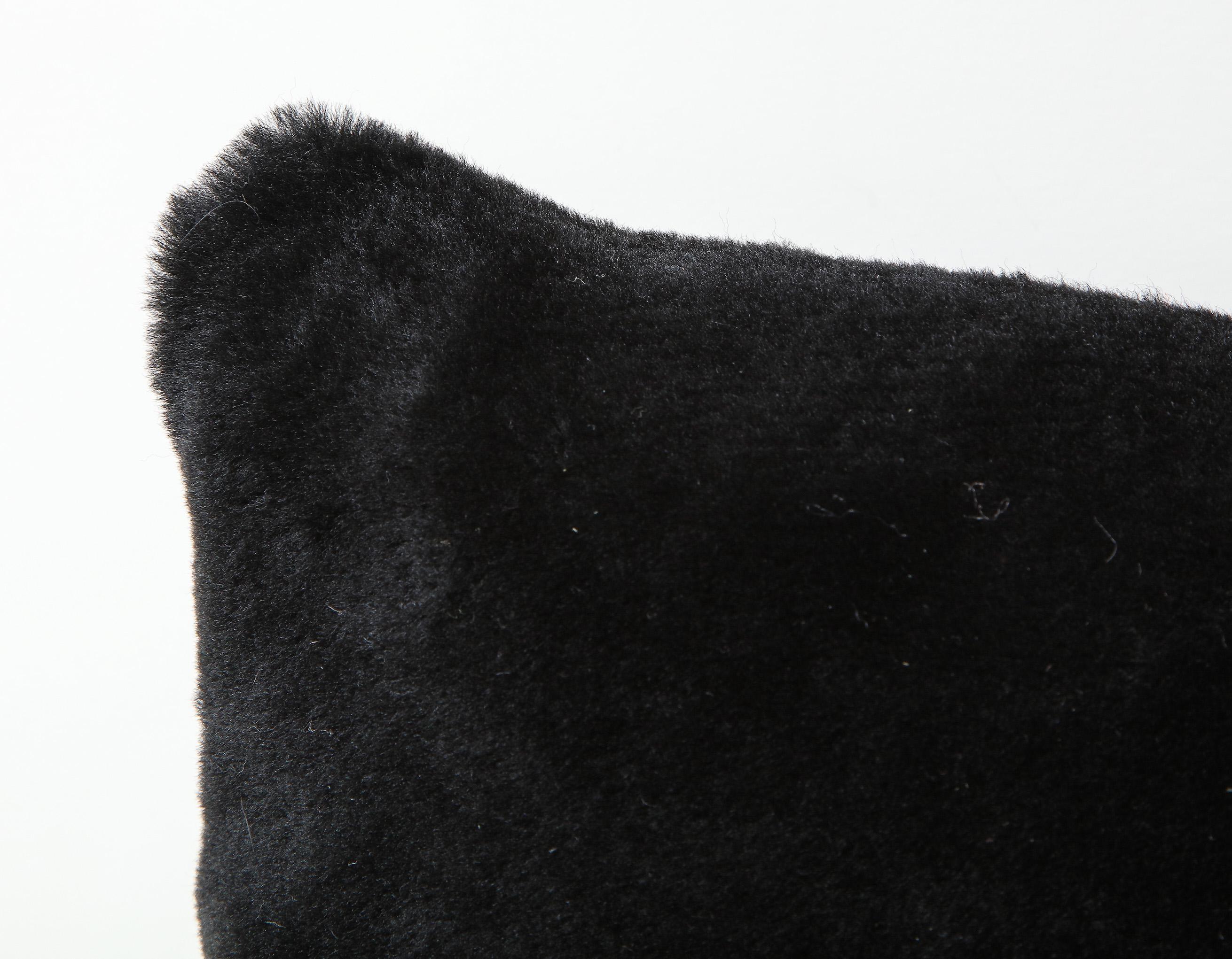 XXIe siècle et contemporain Coussin en laine de mouton mérinos double face fabriqué sur mesure de couleur noire en vente