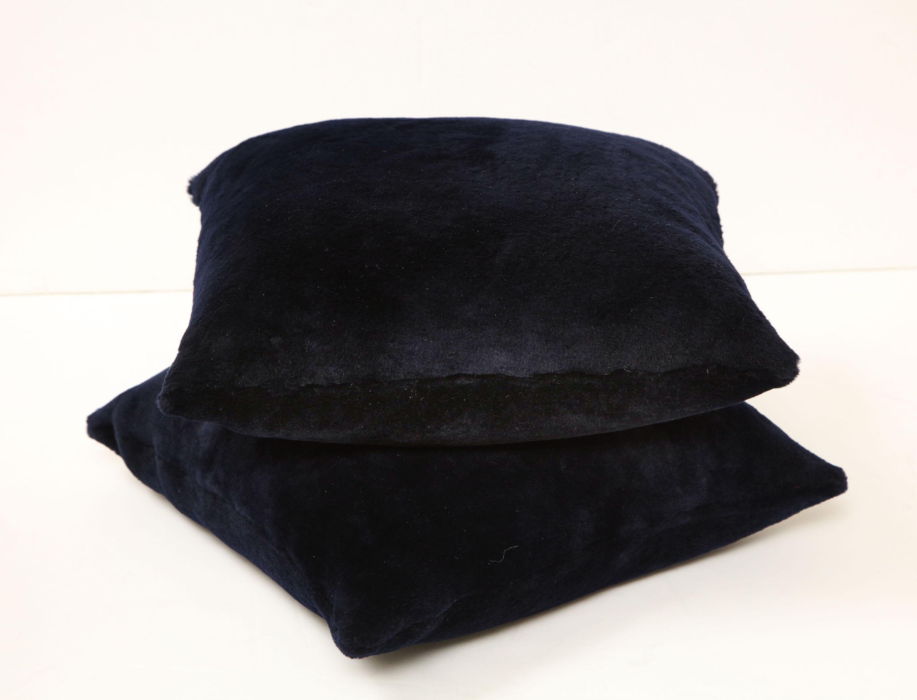 Double Sided Merino Short Hair Shearling Pillow in Midnight Blue Color In New Condition For Sale In New York, NY
