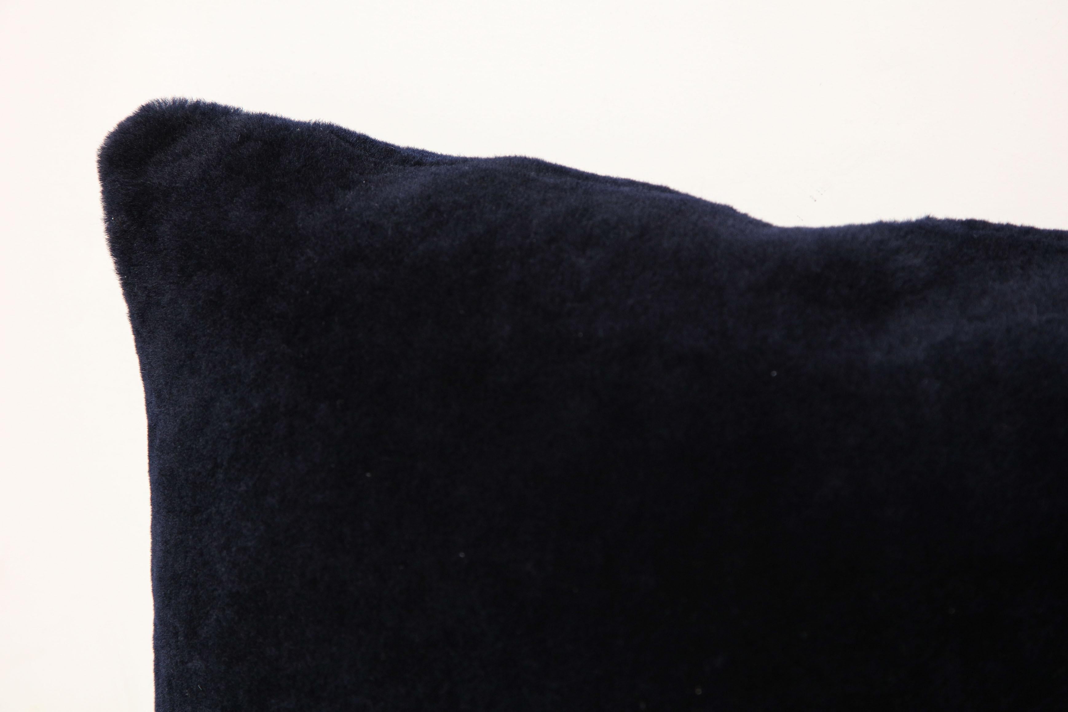 XXIe siècle et contemporain Coussin en peau de mouton mérinos à double face, couleur bleu nuit en vente