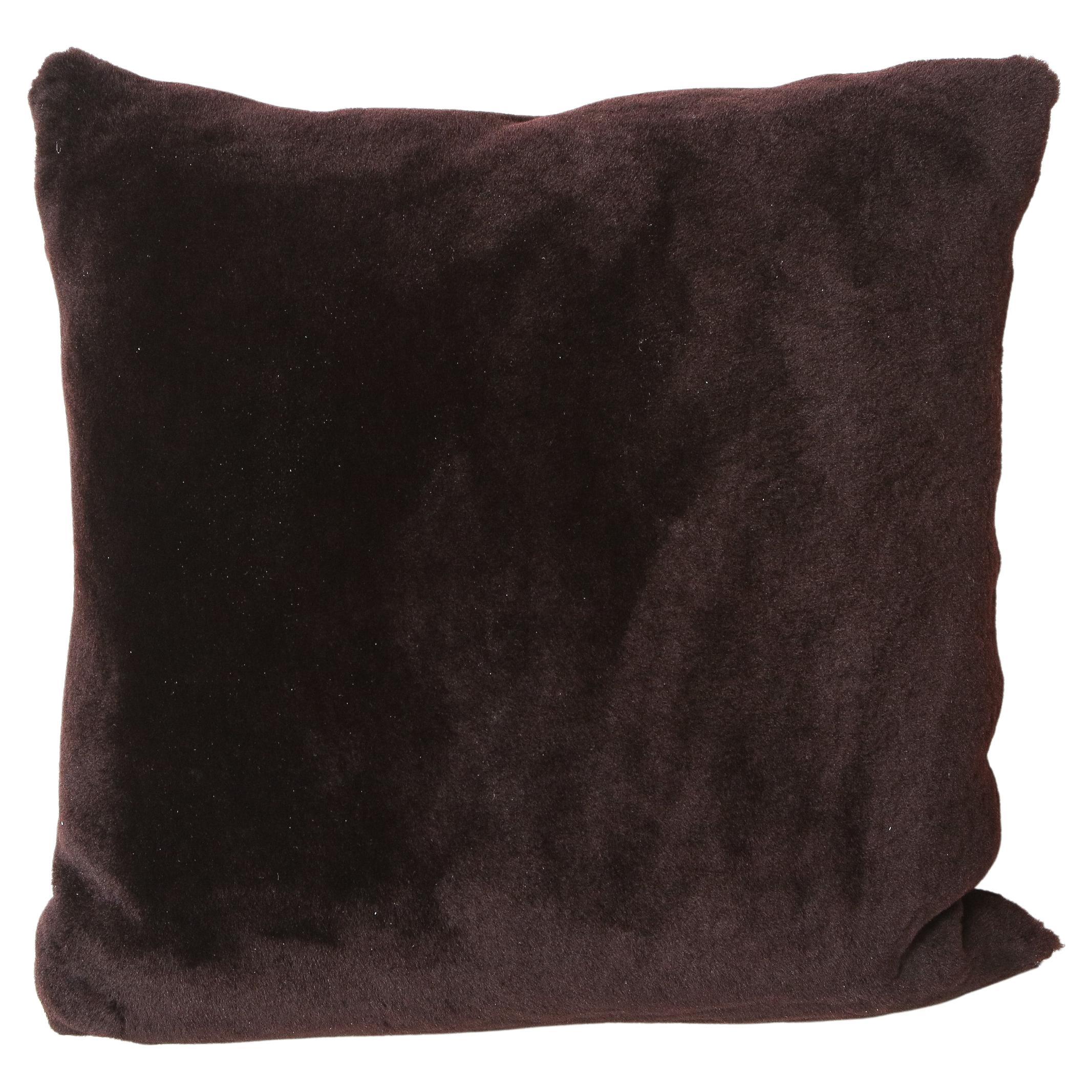 Coussin double face en peau de mouton mérinos, couleur prune foncée en vente