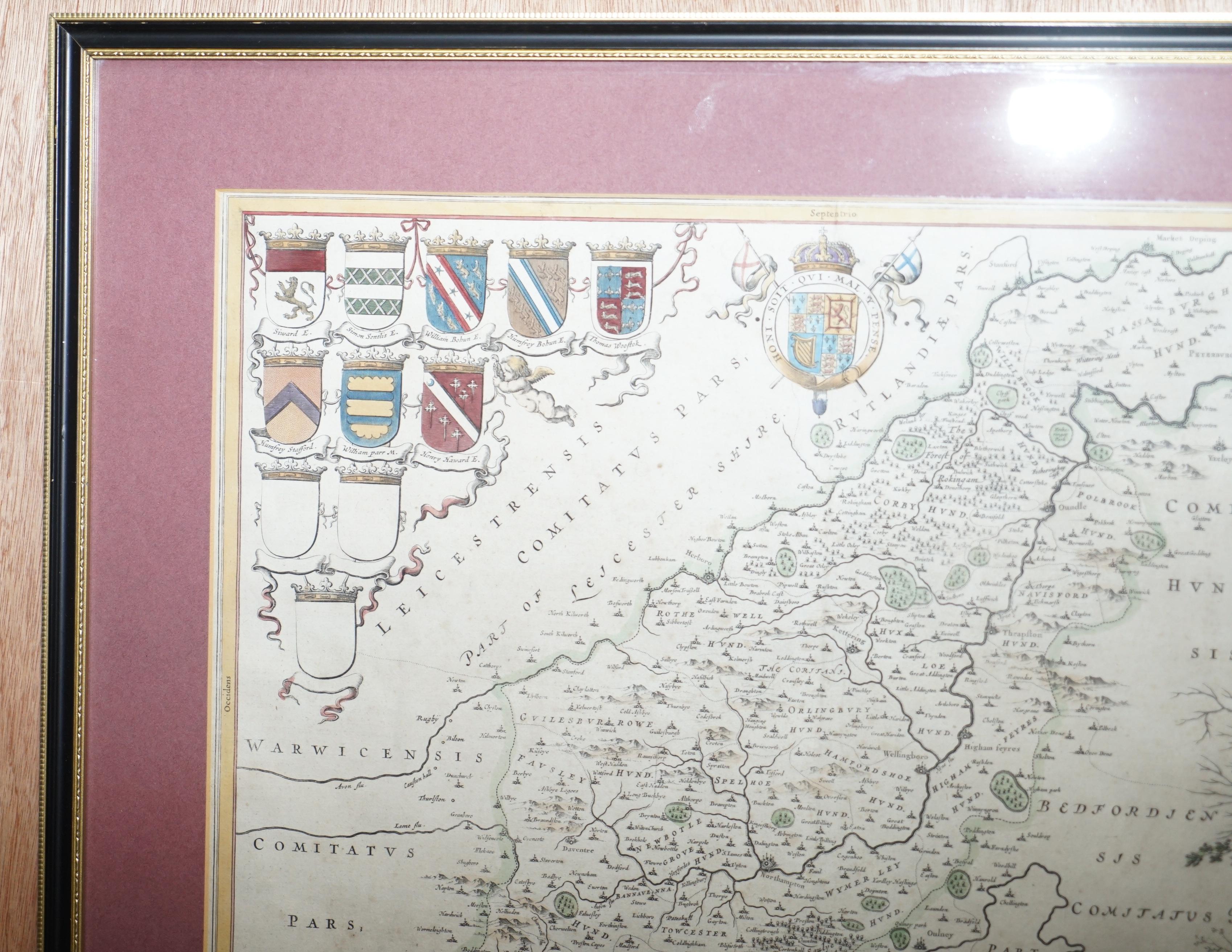 Nous sommes ravis de vous présenter cette belle carte ancienne du Northamptonshire imprimée en 1645 à Amsterdam Staffordiensis Comitatvs Vulgo

J'ai trois de ces cartes, chacune couvrant une partie différente du pays, les deux autres sont listées