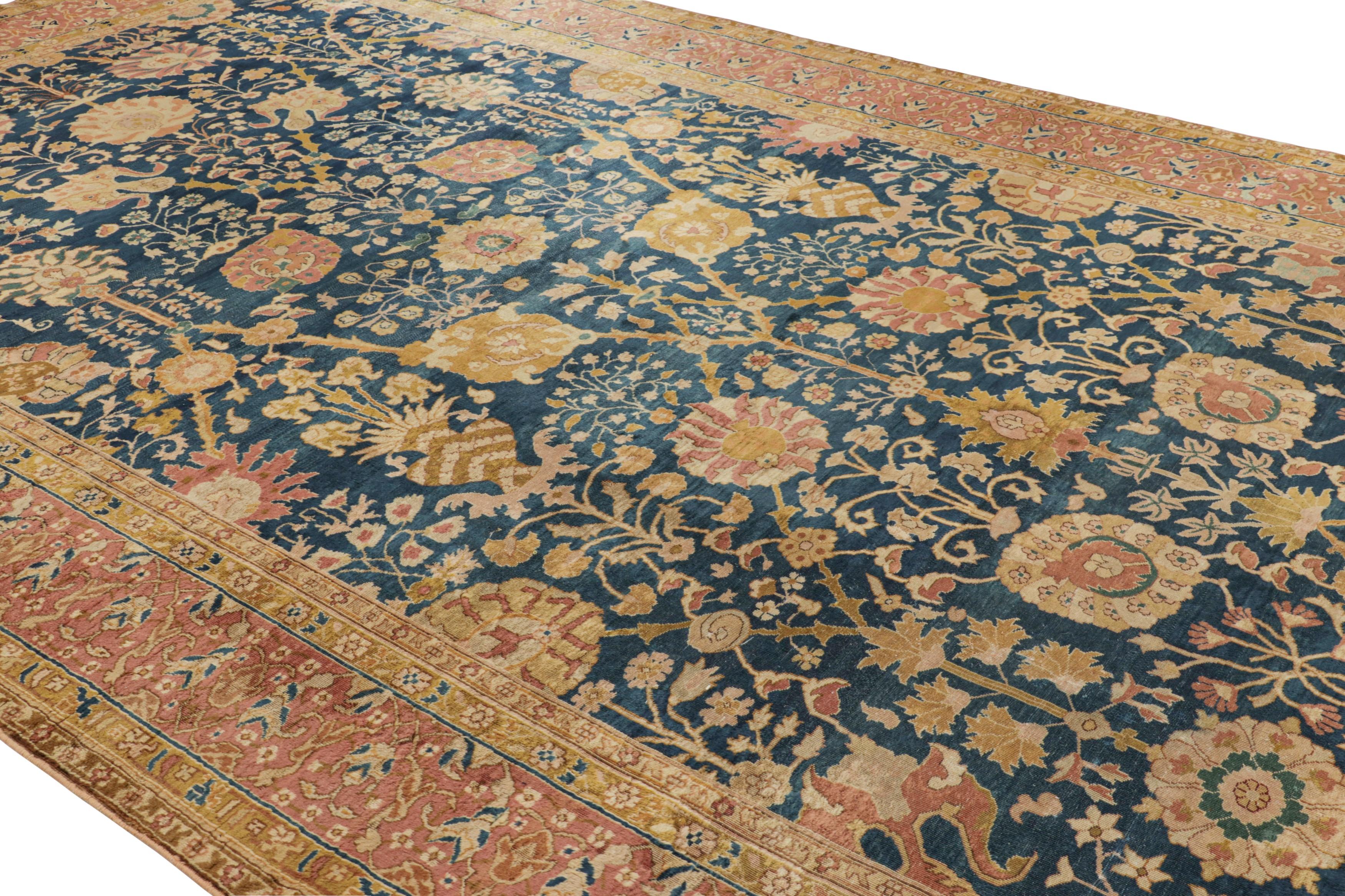 Realizzato in lana annodata a mano in India, questo antico tappeto Agra 9x15 risalente alla fine del XIX secolo è una nuova ed entusiasmante aggiunta di dimensioni eccessive alle curatele classiche di Rug & Kilim, nonché un tappeto a doppia faccia