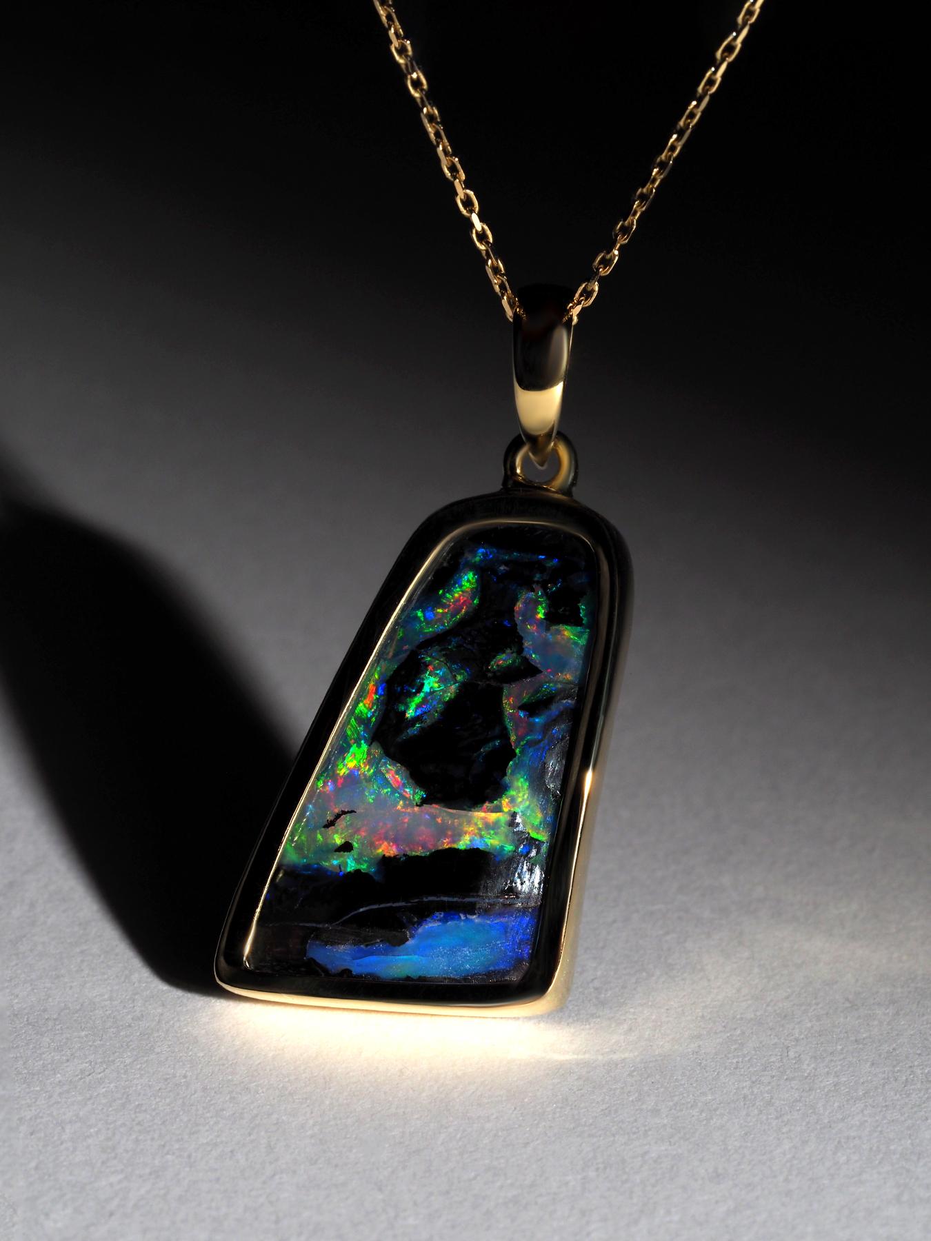 Collana a due lati con Opale Boulder australiano naturale in oro giallo 18 carati
origine della gemma - Australia
La dimensione della gemma è di 15 x 25 mm
peso dell'Opale - 17,75 carati
lunghezza del ciondolo - 38 mm
Peso del ciondolo - 6,15
