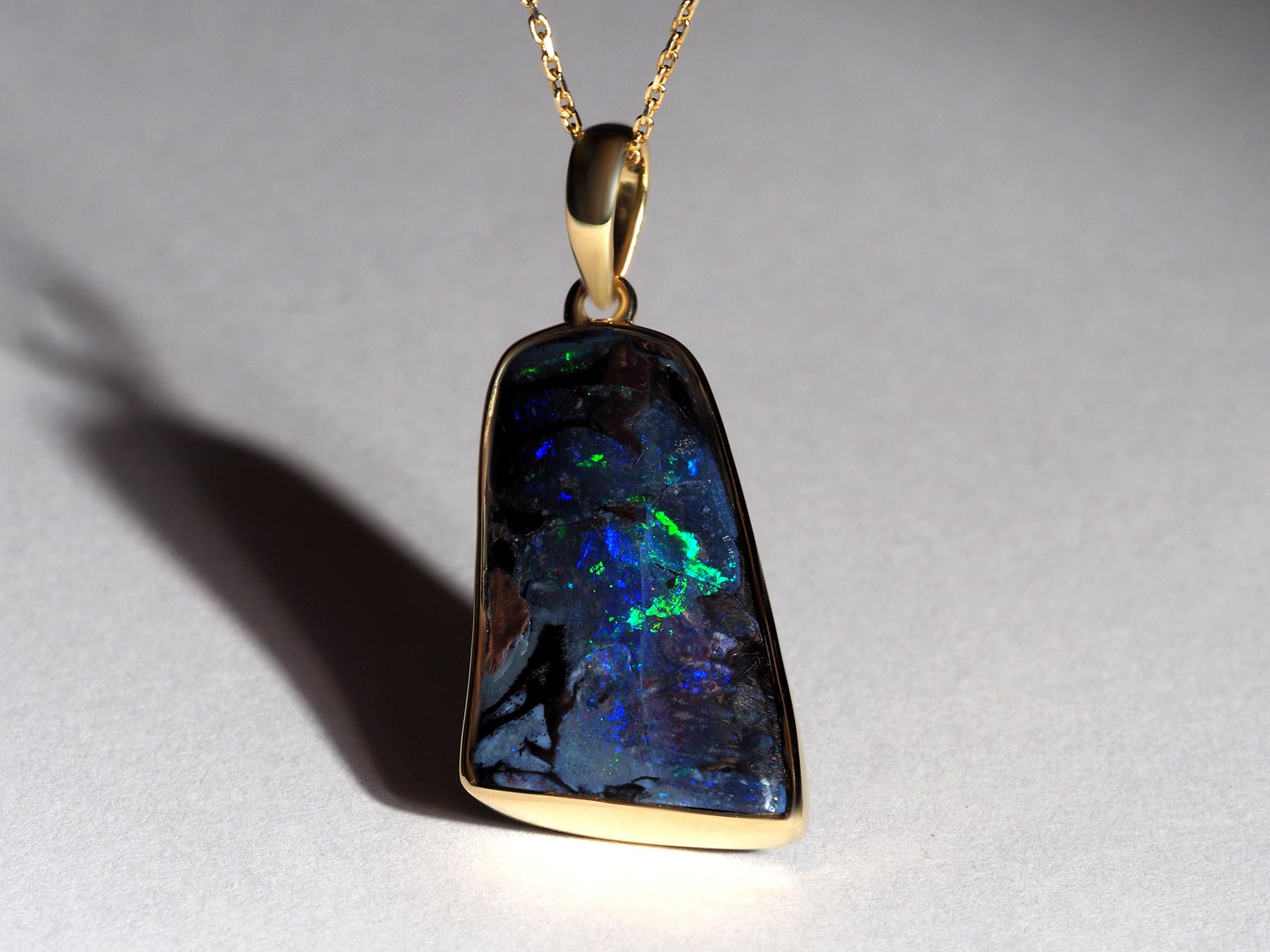 Artigiano Ciondolo a doppia faccia con Boulder australiano naturale Collana in oro 18K Opal in vendita
