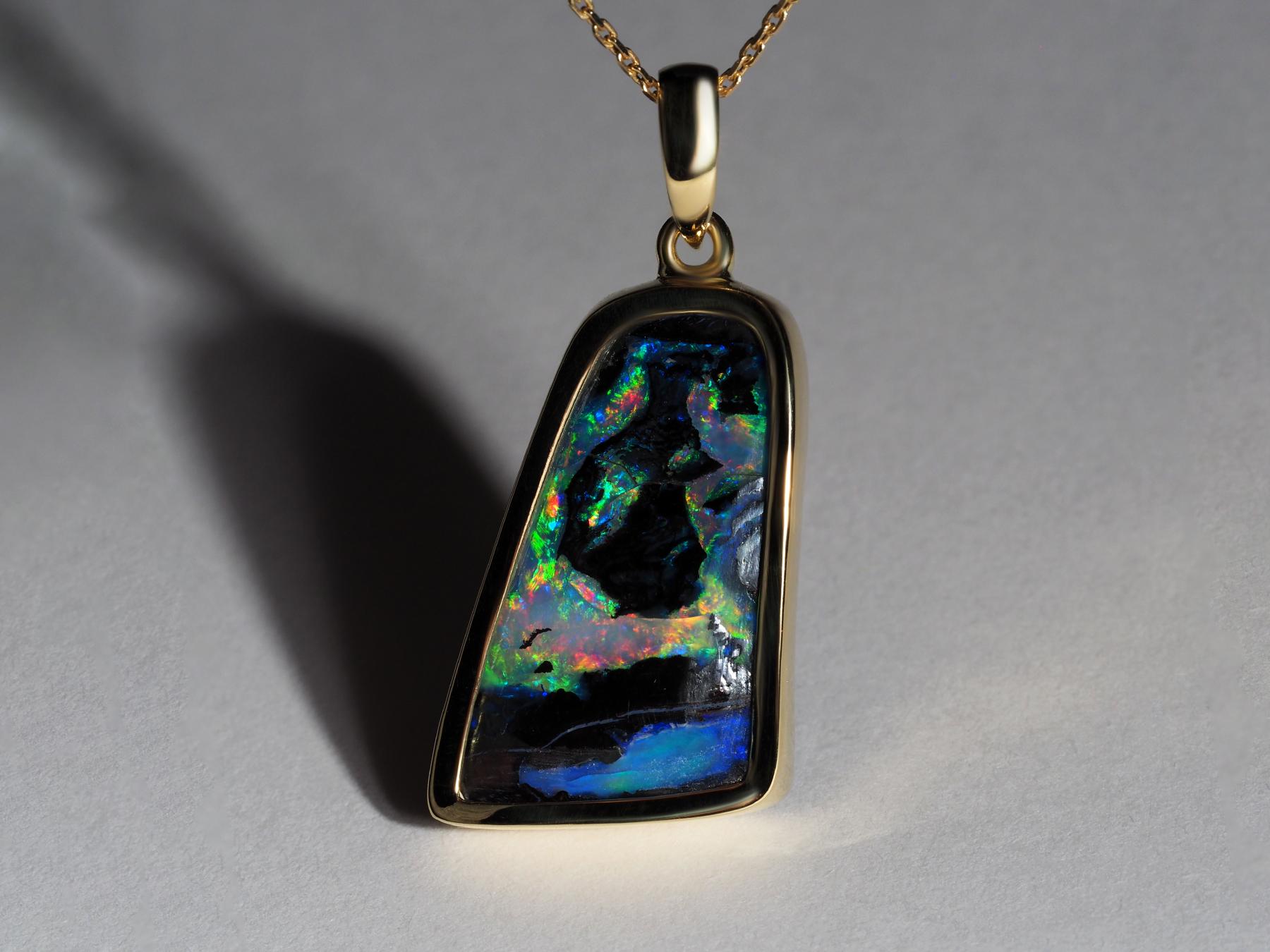 Ciondolo a doppia faccia con Boulder australiano naturale Collana in oro 18K Opal In condizioni Nuovo in vendita a Berlin, DE