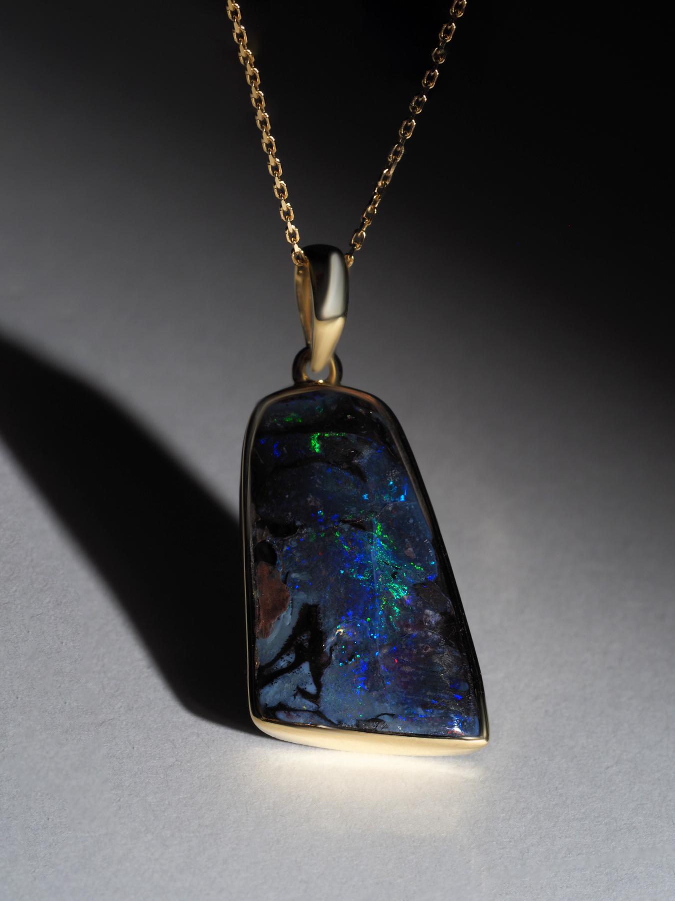 Ciondolo a doppia faccia con Boulder australiano naturale Collana in oro 18K Opal in vendita 1