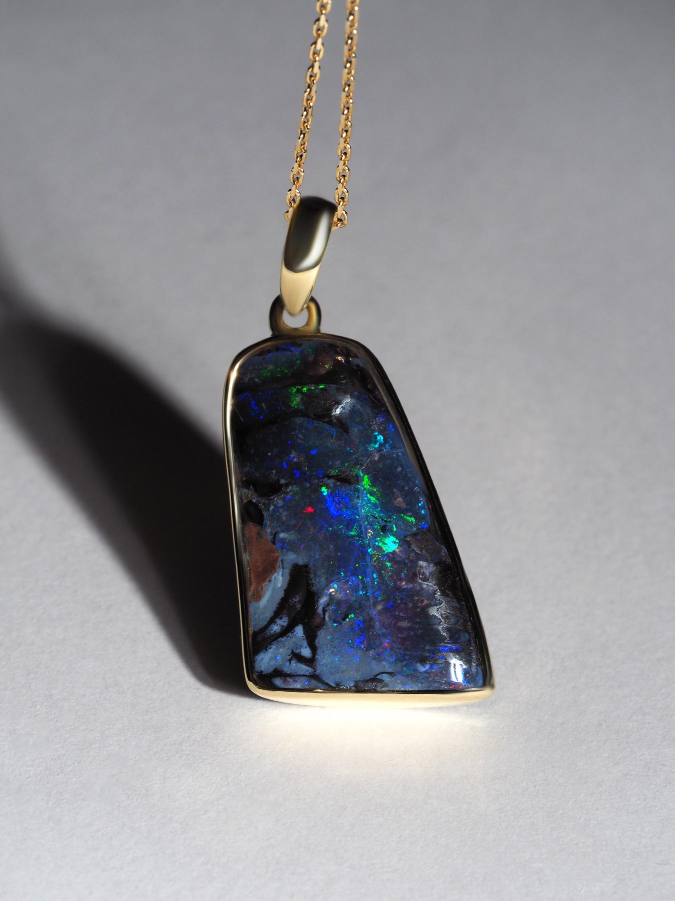 Ciondolo a doppia faccia con Boulder australiano naturale Collana in oro 18K Opal in vendita 2