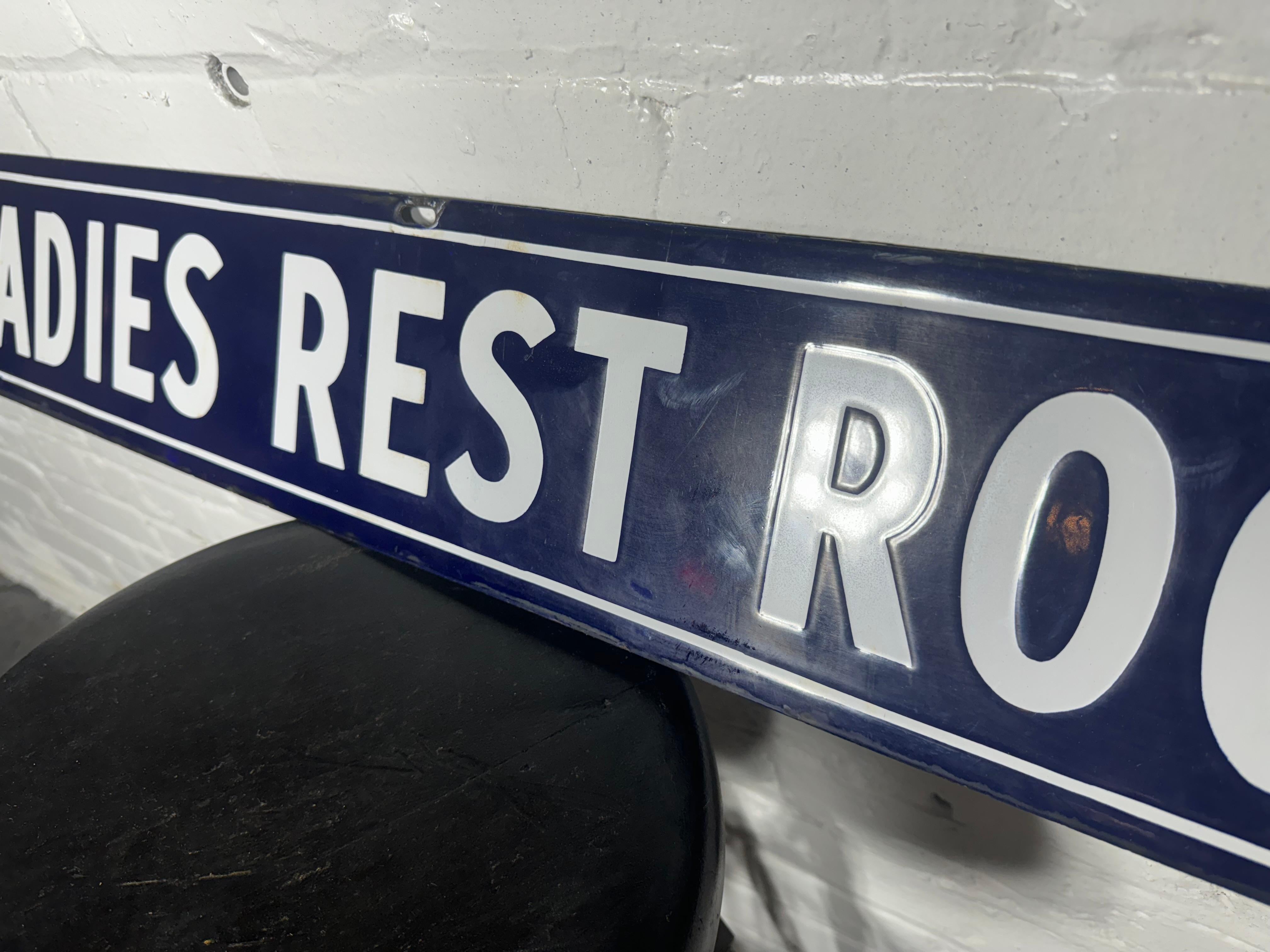 Doppelseitiges Porzellan-U-/Bussenschild „LADIES REST ROOM“ im Zustand „Gut“ im Angebot in Buffalo, NY