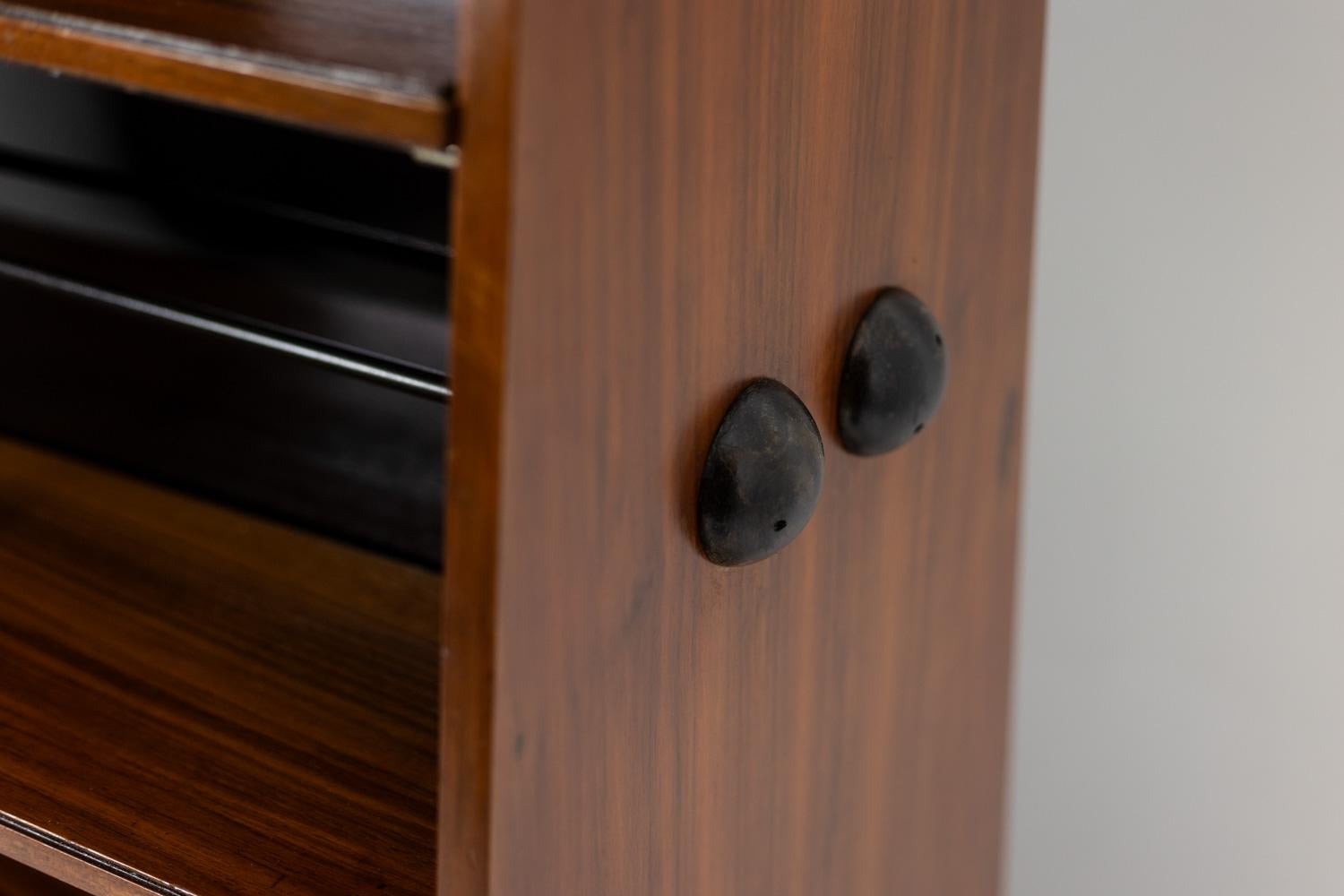 “Double-sided” rosewood bookcase on casters. Circa 1960. LS58761008H For Sale 1